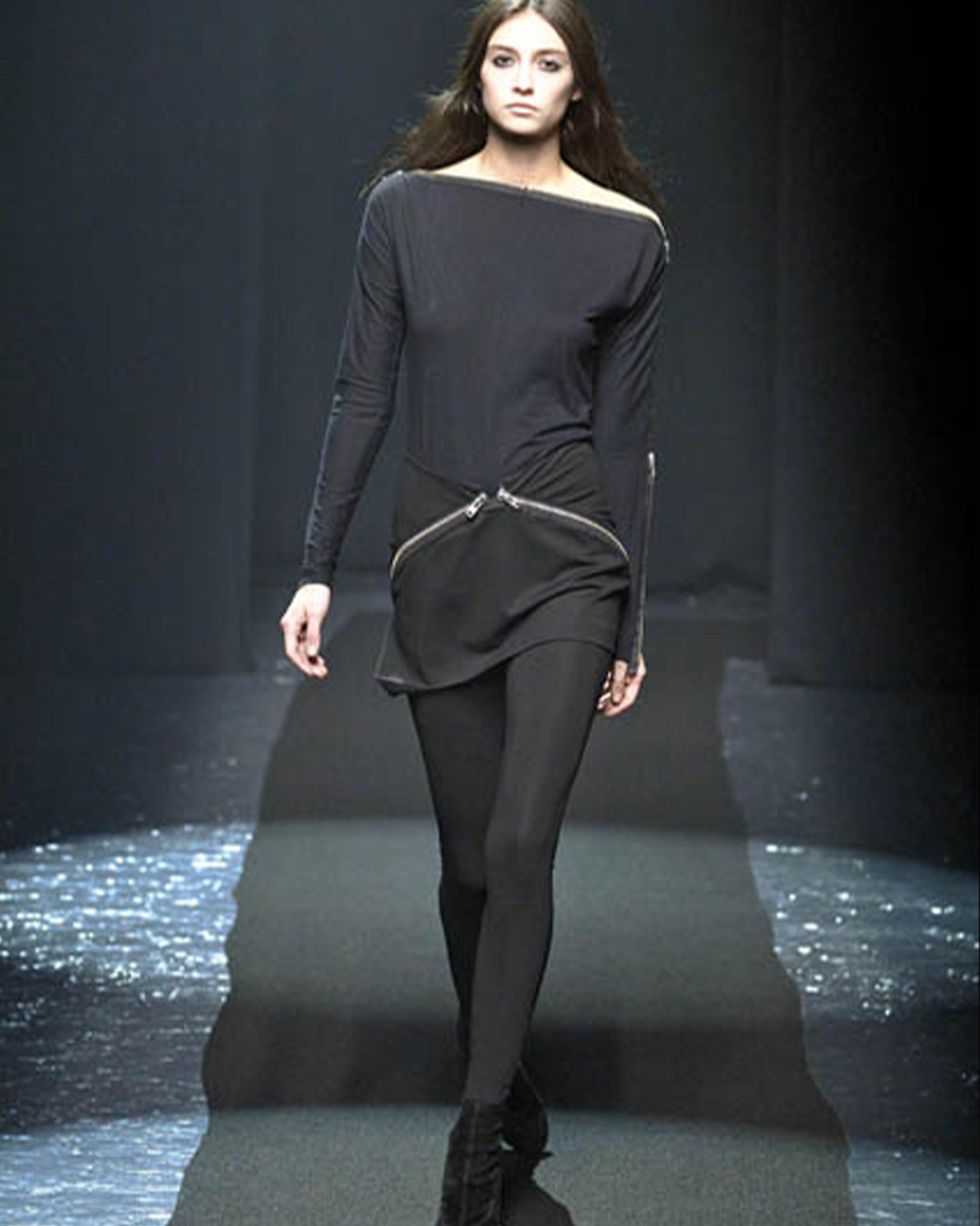 - Conçu par Martin Margiela
- Automne-hiver 2008
- Jupe en soie zippée incurvée
- Fermeture à glissière doublement incurvée jusqu'à l'ourlet
- Longueur midi
- Double couche
- Très bon état
- Fabriqué en Italie
- Matières : viscose, polyamide et