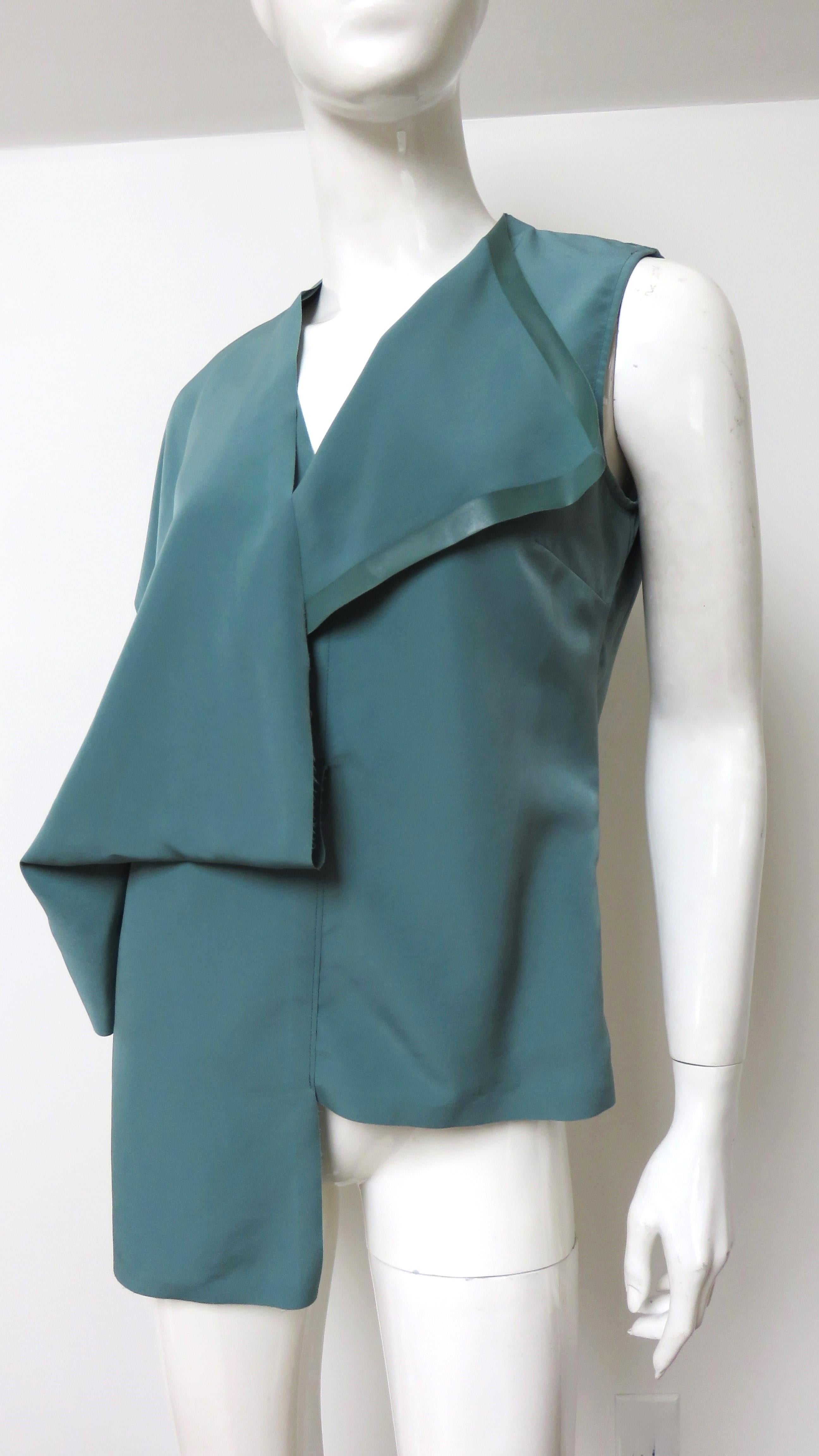 A gorgeous sleeveless top in a beautiful teal green from Martin Margiela. It has a V neckline, side zipper and draping panels on the front and over one shoulder. The back is simple.
Fits size Small, Medium. Marked Italian size 40.

Bust  36