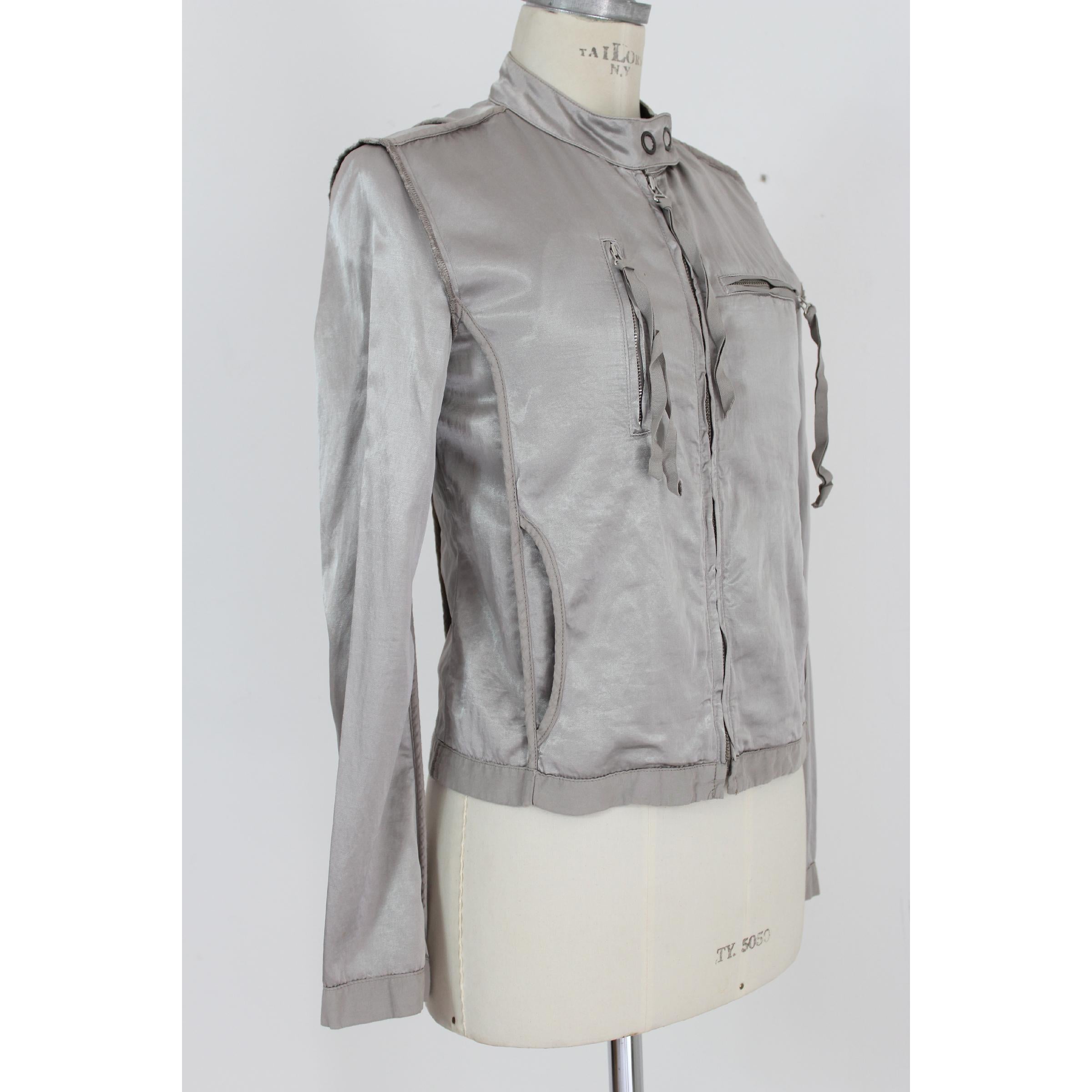 Martin Margiela vintage women's jacket. Pearl gray color, 50% cotton 50% viscose. Soft model, zip closure, chest pockets, korean neck. 2000s. Made in Italy. Excellent vintage condition. 

Size: 42 It 8 Us 10 Uk

Shoulder: 42 cm
Bust/Chest: 46 cm