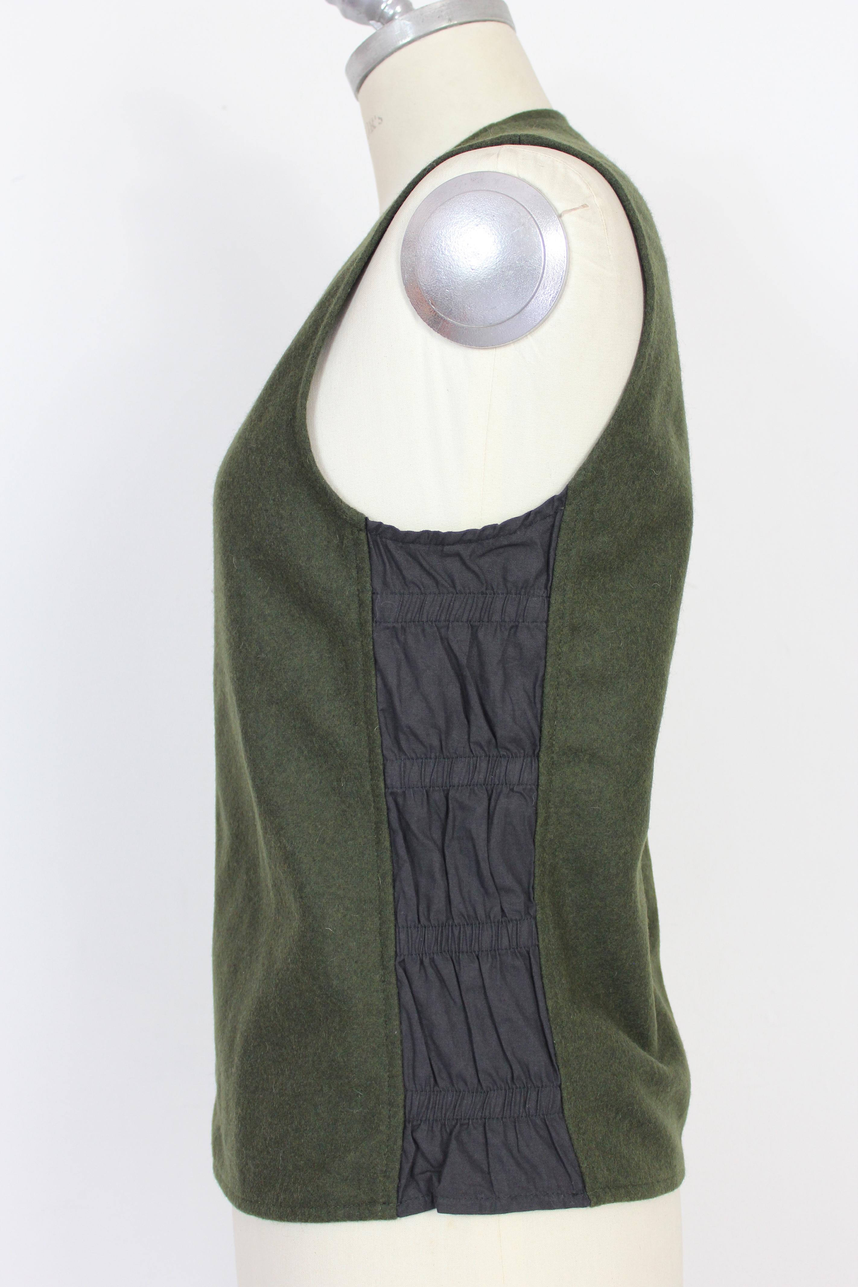 Martin Margiela 2000s women's vest. Green and black vest. 100% wool fabric, elastic sides that adjust to the body. Made in Italy.

Condition: Excellent

Item used few times, it remains in its excellent condition. There are no visible signs of wear,