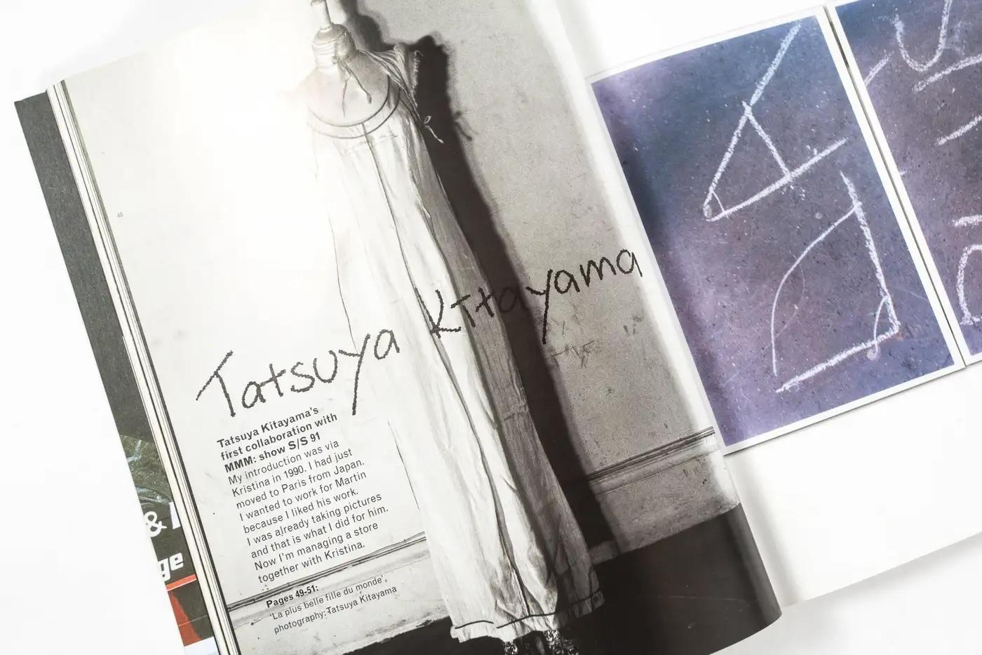 Wir präsentieren ein seltenes Archivstück aus Martin Margielas bahnbrechender Frühjahr/Sommer-Kollektion 1991. Dieses graue, bodenlange Maxikleid verkörpert die Avantgarde-Philosophie von Margiela, die Konventionen auf den Kopf stellt, indem sie das