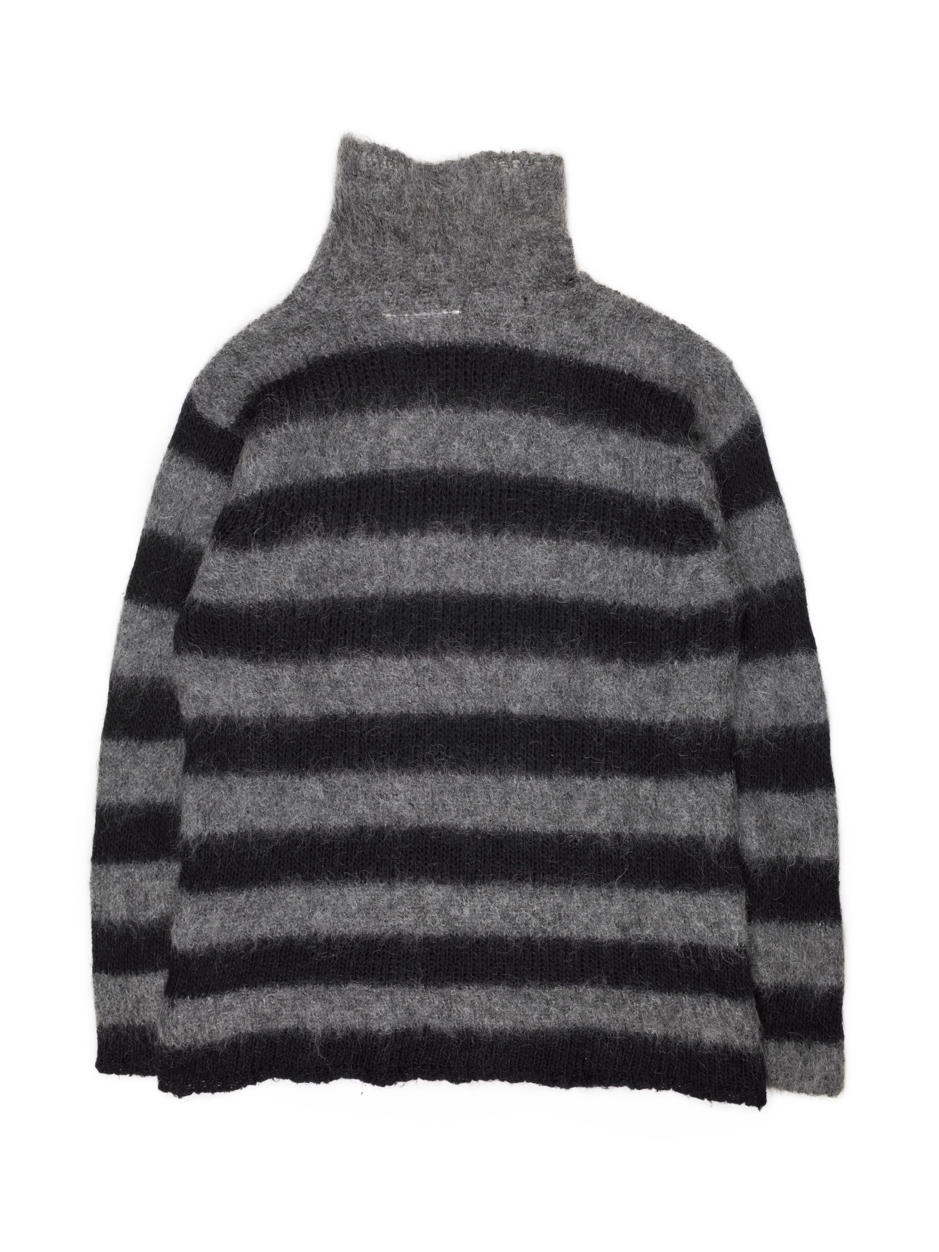 Dieser Mohair-Pullover ist lang und schmal geschnitten, mit abwechselnden Streifen in Grau und Schwarz. Es stammt aus der 