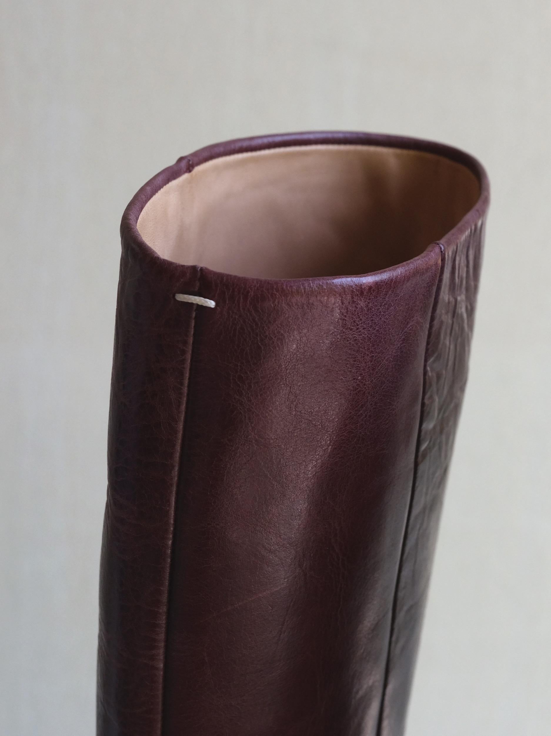 Margiela Knee-high Riding Boots in Wine Red
Replica Line 22
Size 37
Made in Italy
Serial Number 38WW0207 37

Heel Height 3 inches

Tag reads
REPLICA
Reproduction of Garments of Varying Sources and Periods
Style Description................Women
