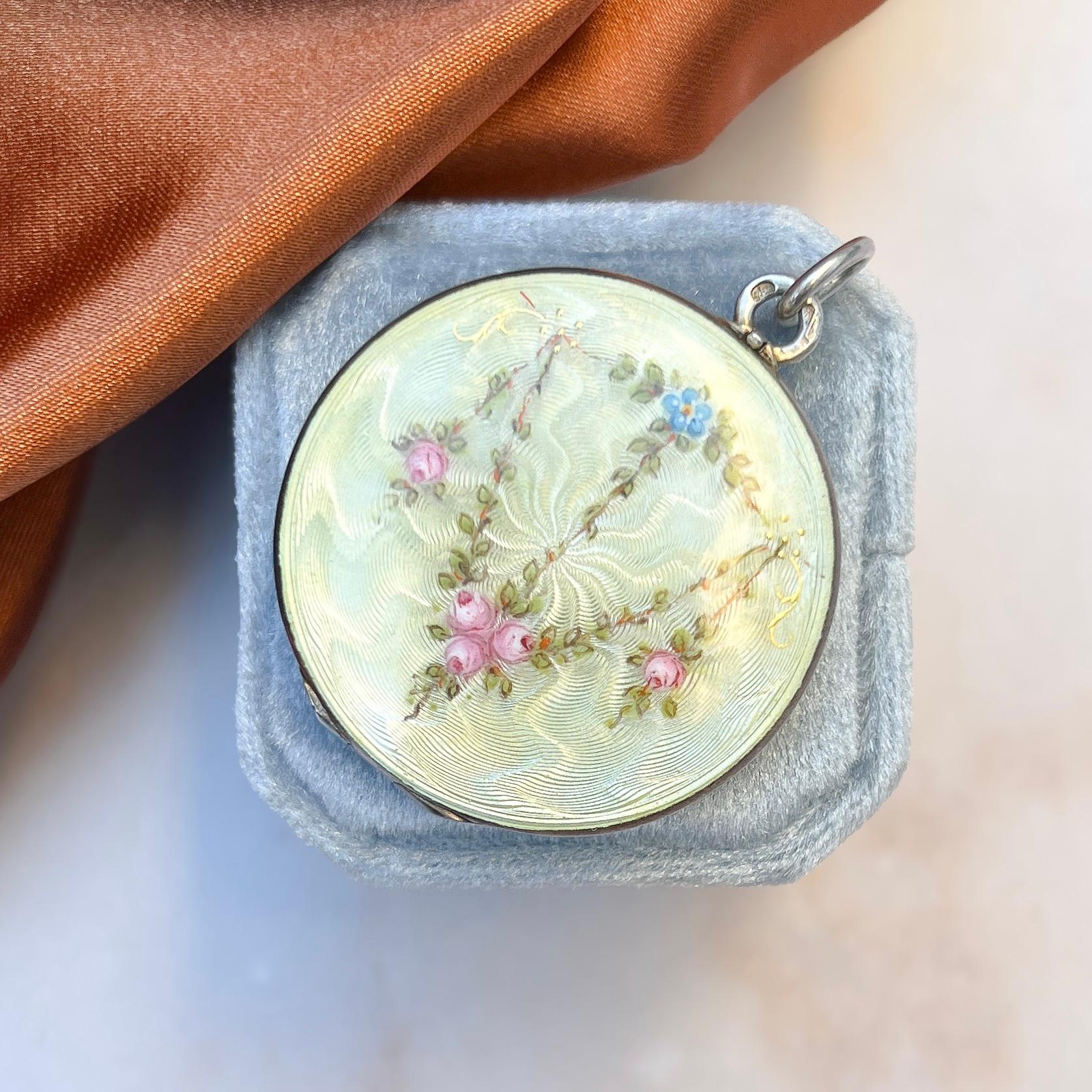 Questo medaglione immacolato e bellissimo risale al 1900 circa e rappresenta lo stile a ghirlanda tipico dei Jewell dell'inizio del XX secolo. 

Rapporto sulle condizioni:
Eccellente

I dettagli...
Questo medaglione è realizzato in argento. Sulla