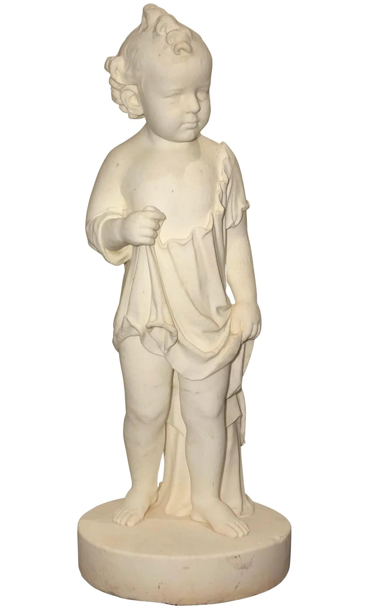 Sculpture d'un jeune garçon avec une robe