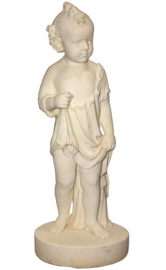 Sculpture d'un jeune garçon avec une robe