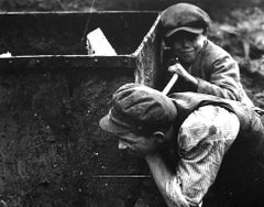 Sans titre « Young Boys Pushing Mine Trolley », imprimé à la gélatine argentique