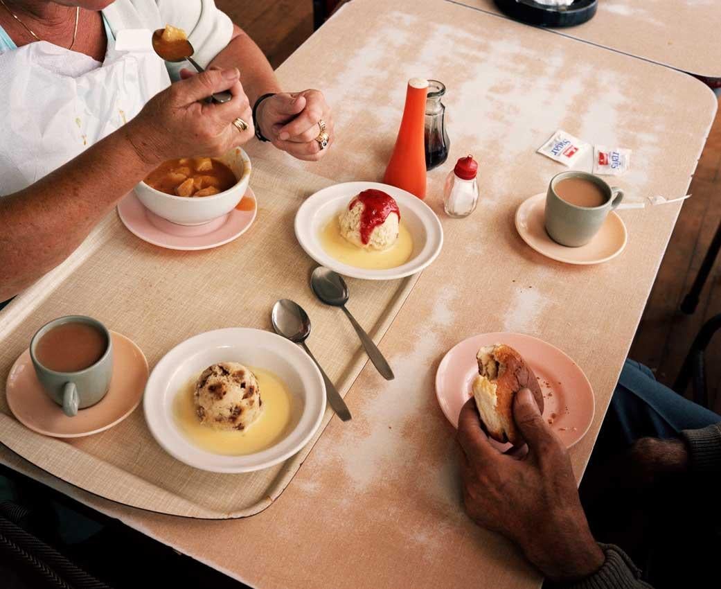 Color Photograph Martin Parr - Lunch pour un couple, Ramsgate, Kent, de « Home and Abroad »
