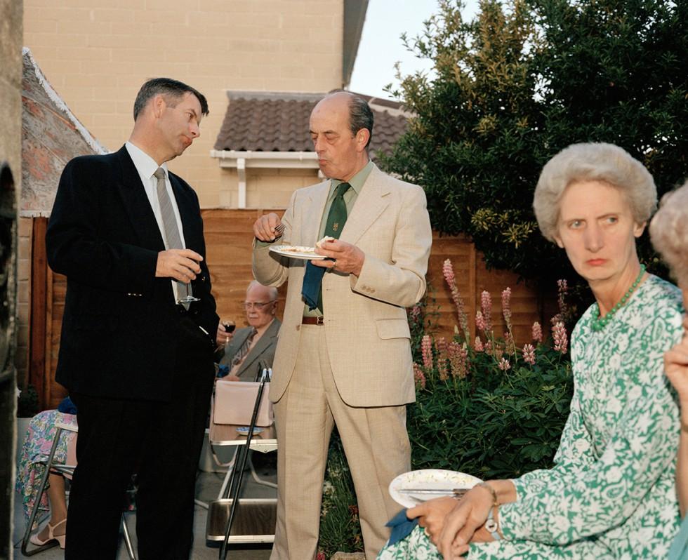 Color Photograph Martin Parr - Fête de la folie du milieu de l'été