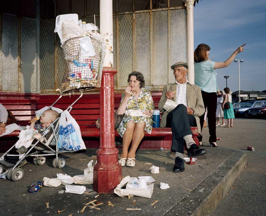 Color Photograph de Martin Parr - Sin título (Parada de autobús)