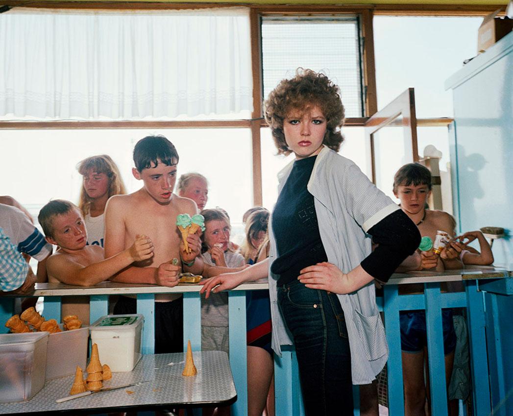 Color Photograph de Martin Parr - Sin título (Chica sirviendo helado)