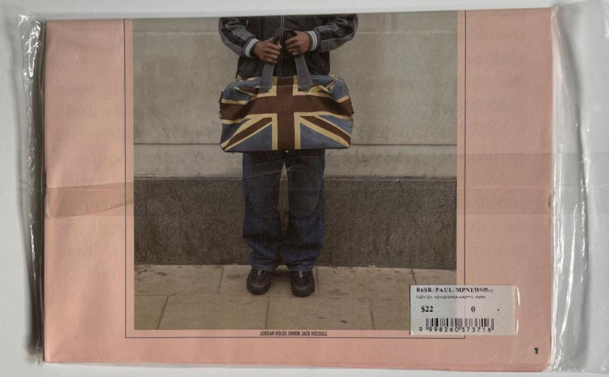 Parr: Fashion Newspaper (Nuovo di zecca nella confezione originale con etichetta del prezzo), 2007 - Print di Martin Parr