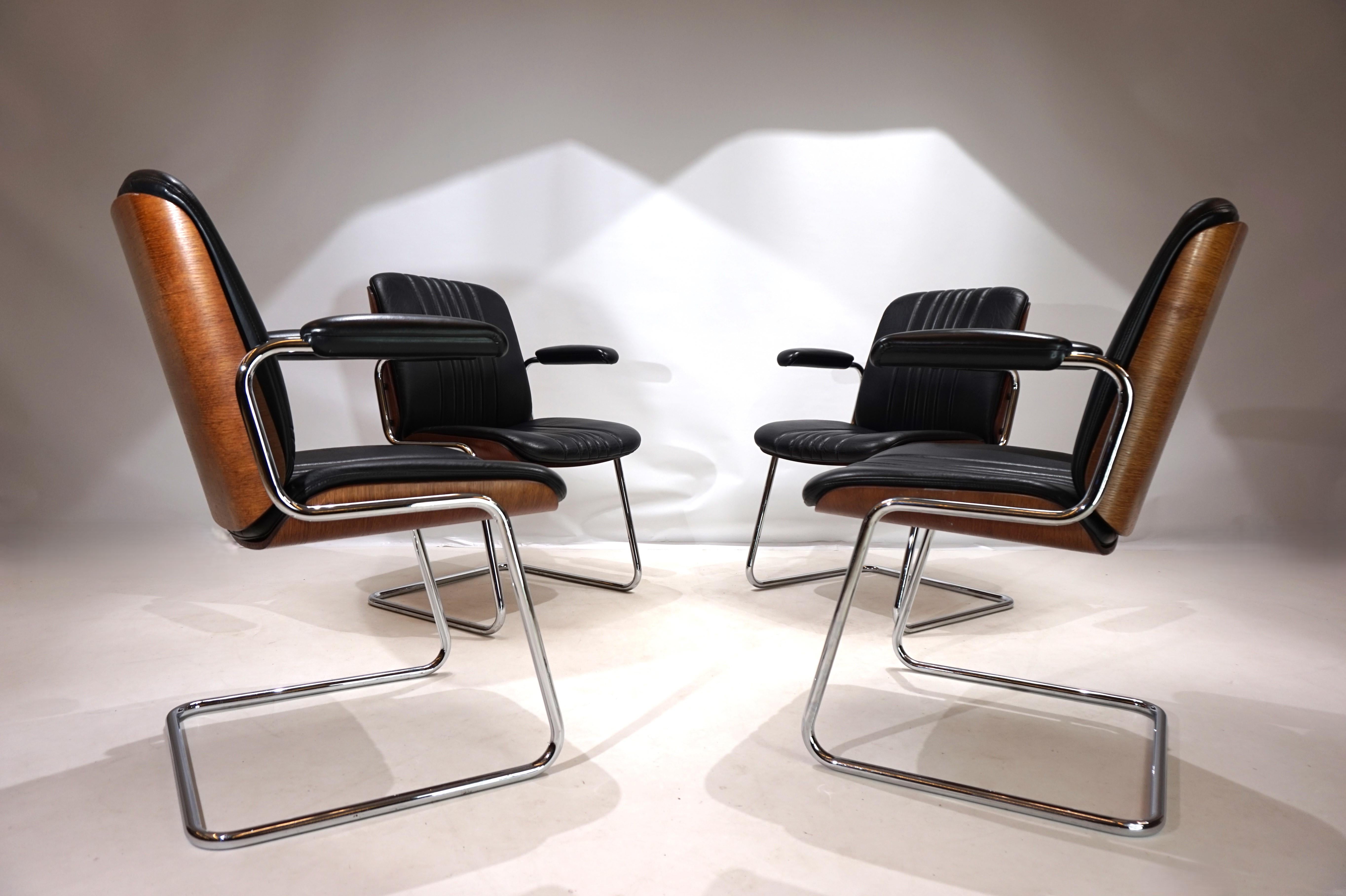 Martin Stoll Juego de 4 sillones de piel para comedor/conferencias del Prof. Karl Dittert en venta 4