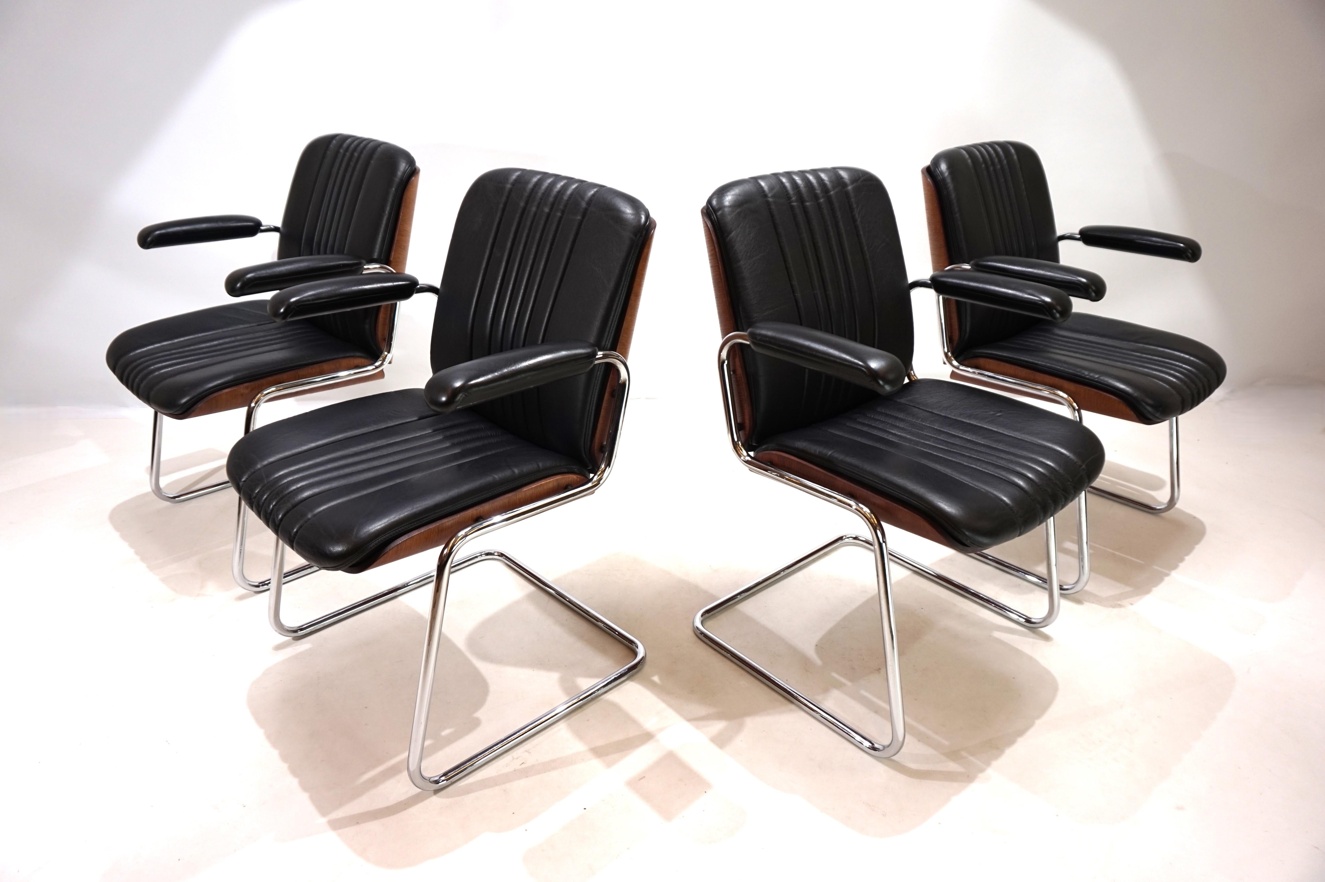 Martin Stoll Juego de 4 sillones de piel para comedor/conferencias del Prof. Karl Dittert en venta 6