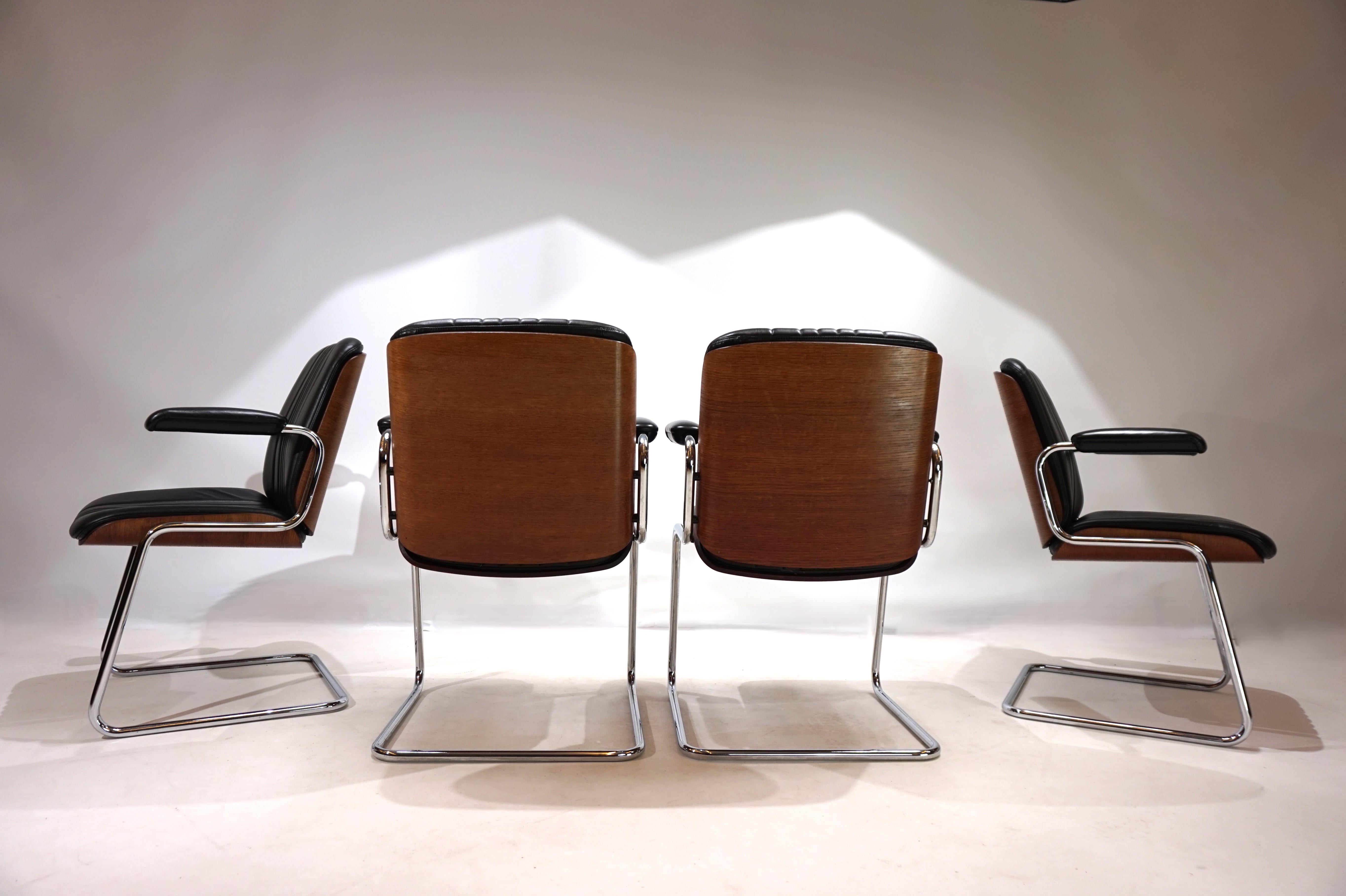 Martin Stoll Juego de 4 sillones de piel para comedor/conferencias del Prof. Karl Dittert Moderno de mediados de siglo en venta