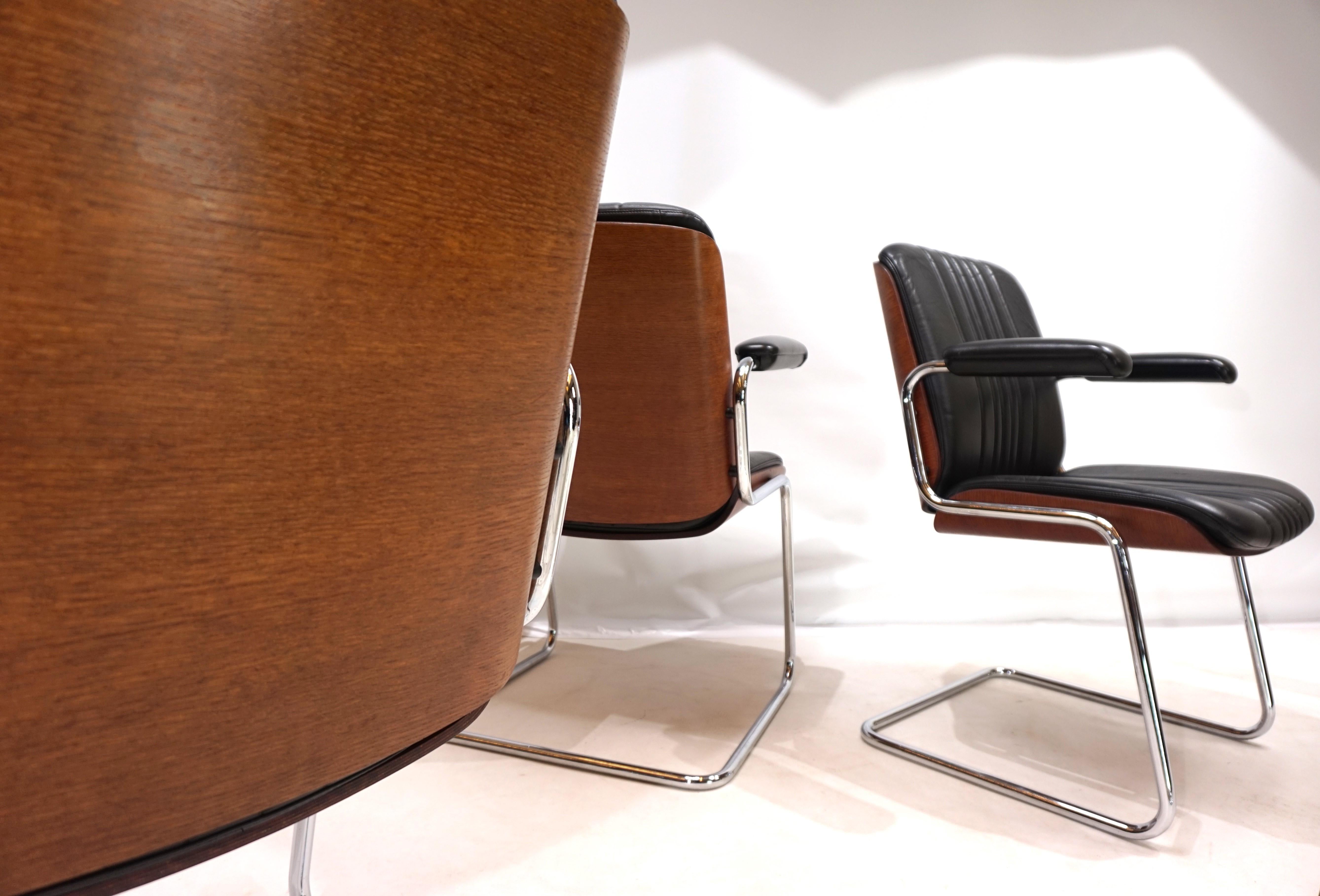 Martin Stoll Juego de 4 sillones de piel para comedor/conferencias del Prof. Karl Dittert en venta 1