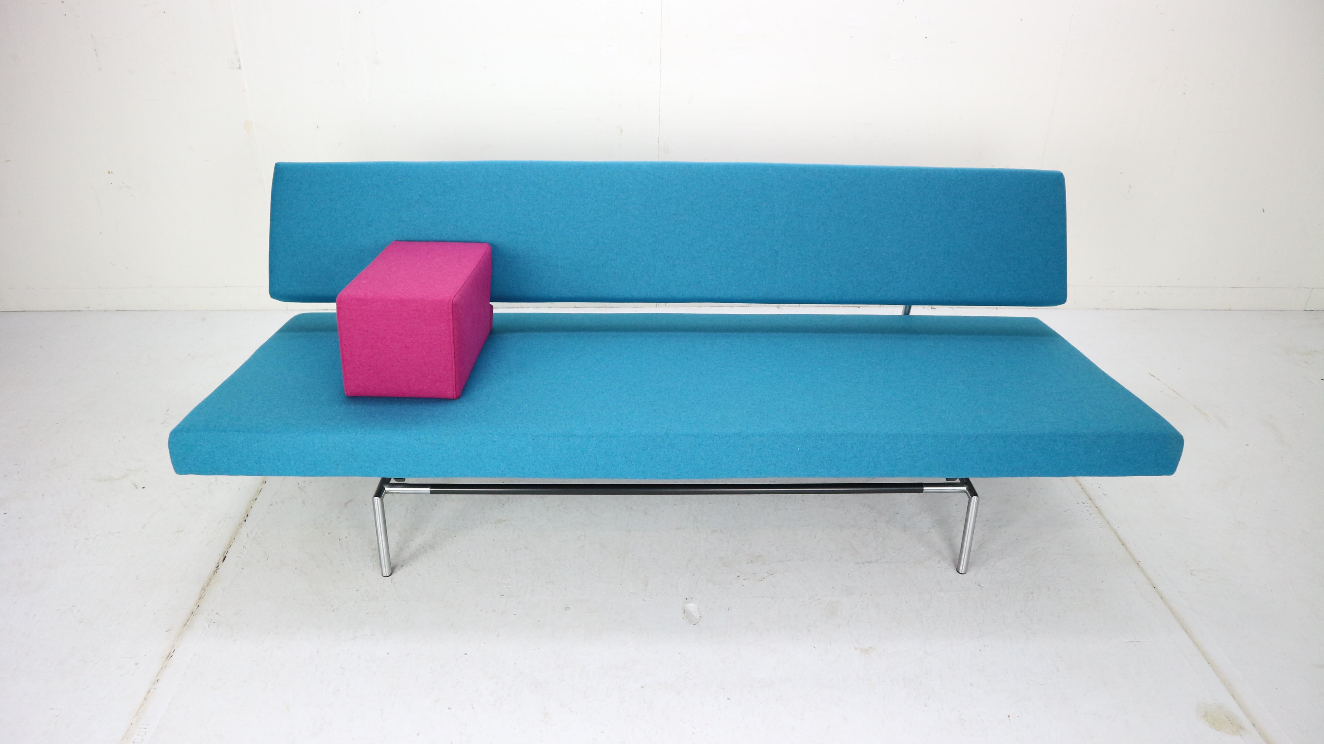 Wonderful Dutch Minimalist modern design sofa / daybed model ''BR02'' designed by Martin Visser for Spectrum 1960s, The Netherlands. Magnificent Minimalist design with tubular chrome frame with newly upholstered blue wool fabric seating and cubic