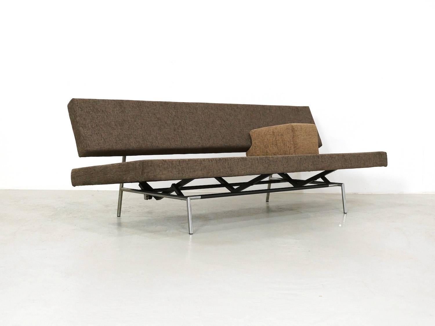 Daybed or sleeping sofa designed by Martin Visser for 't Spectrum Bergeyk, Holland, 1960.
This sofa can be turned from a sofa into a daybed by just pulling out the seat. The sofa has a round tubular frame in chrome and black lacquered metal and it