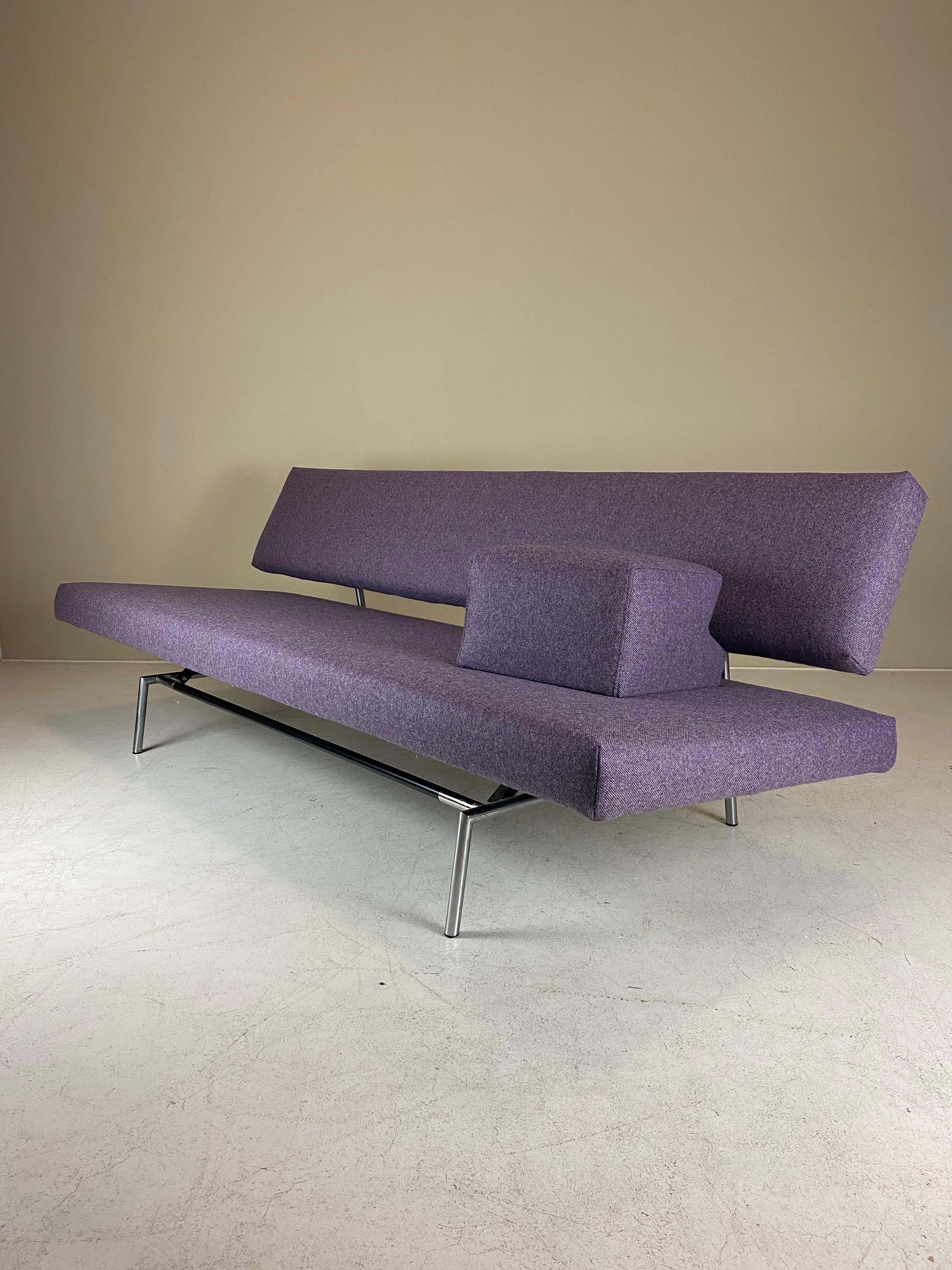 Listed is an iconic BR02 sofa / sofa bed / daybed by Martin Visser for 't Spectrum. Designed in 1960, this minimalist sofa can be converted in bed with one simple movement. Model no. BR02 refers to the round metal frame — the most sought after