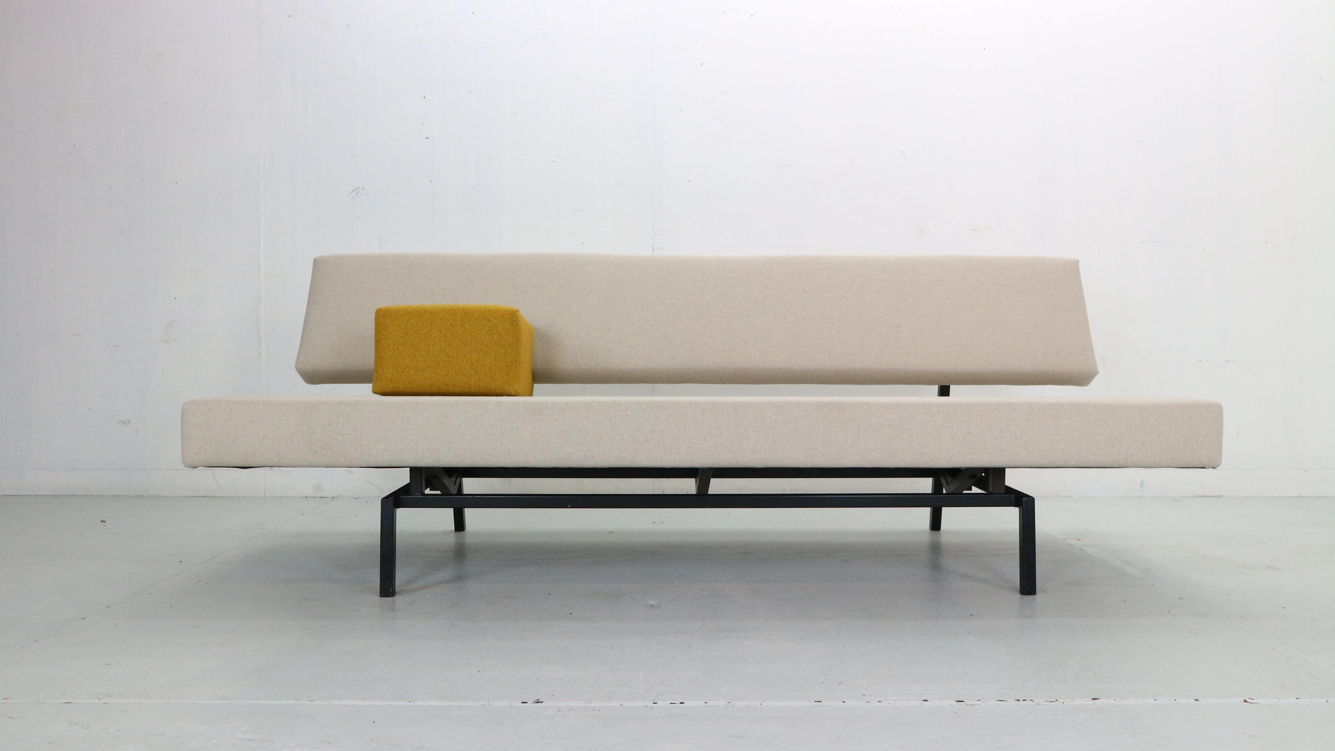 Wonderful Dutch Minimalist modern design sofa / daybed model ''BR03'' designed by Martin Visser for Spectrum 1960s, The Netherlands. 
Magnificent Minimalist design with black metal frame with newly upholstered off white wool fabric seating and