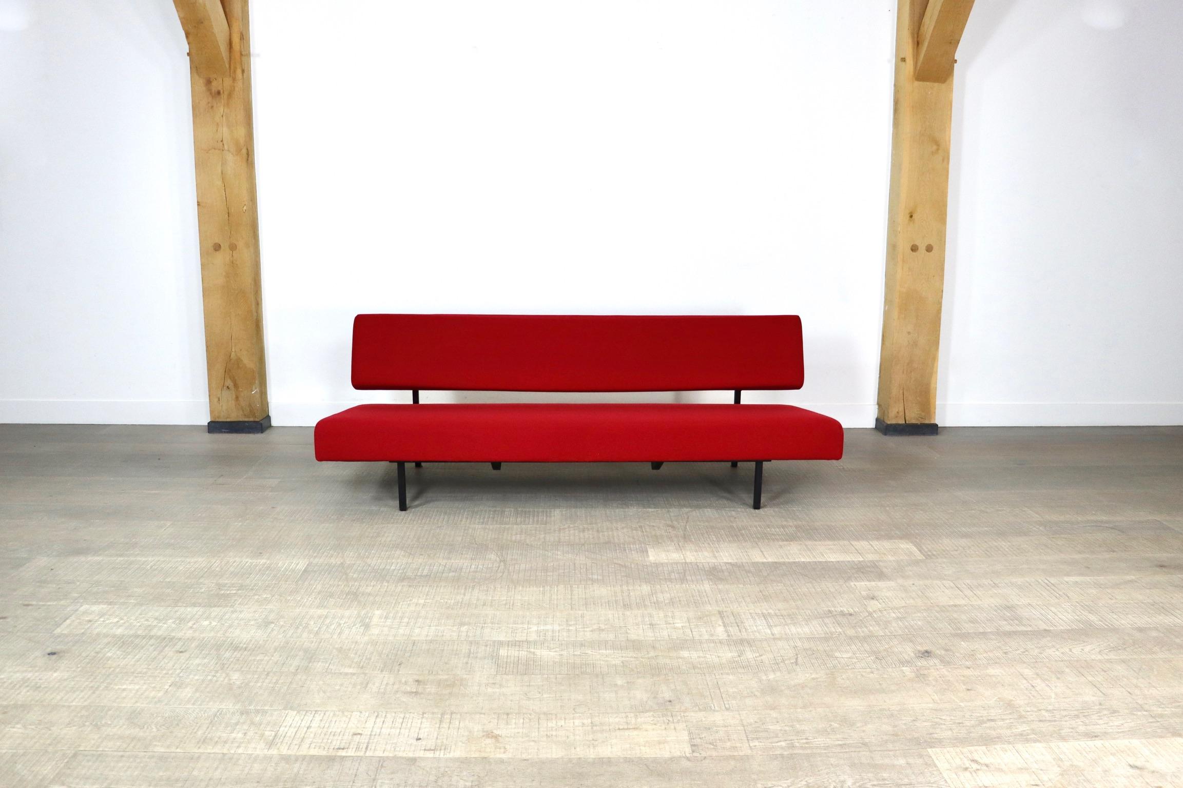 Frühe Ausgabe des kultigen BR03 Sofas von Martin Visser für 'T Spectrum, Niederlande, 1956. Das clevere Design ermöglicht es Ihnen, dieses schöne Sofa innerhalb von Sekunden in ein bequemes Bett zu verwandeln. Einfach die Rückenlehne umklappen und