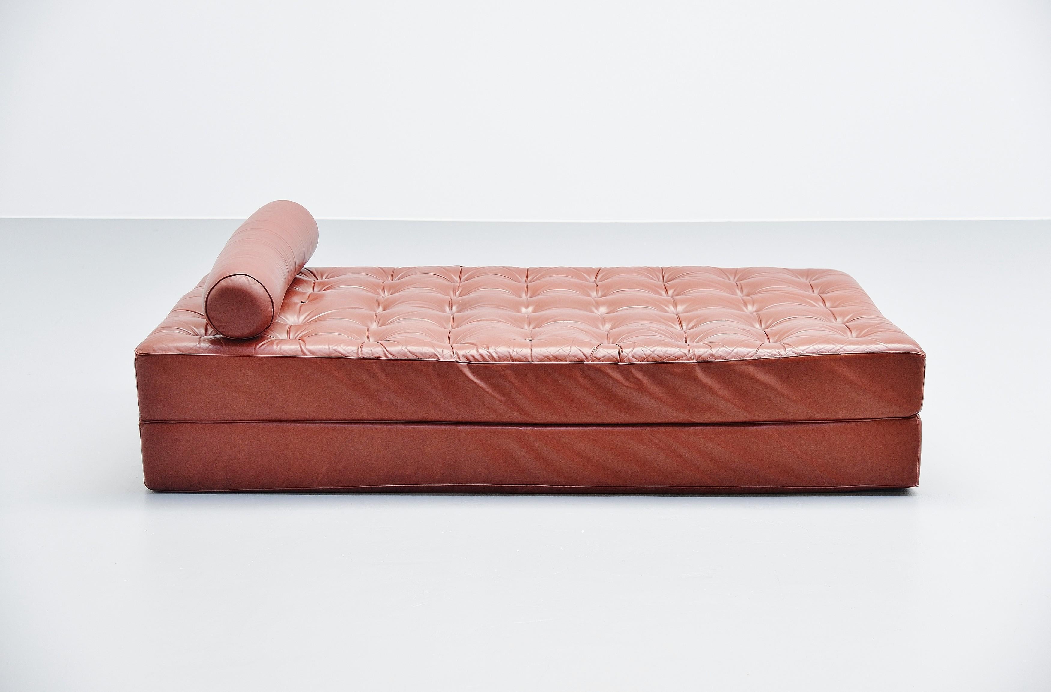 Very nice and rare leather tufted daybed model BR27 designed by Martin Visser and manufactured by ‘t Spectrum Bergeyk, Holland 1971. This lovely oxblood red leather daybed is a fantastic quite unique piece, produced from 1971-1973. It’s only the