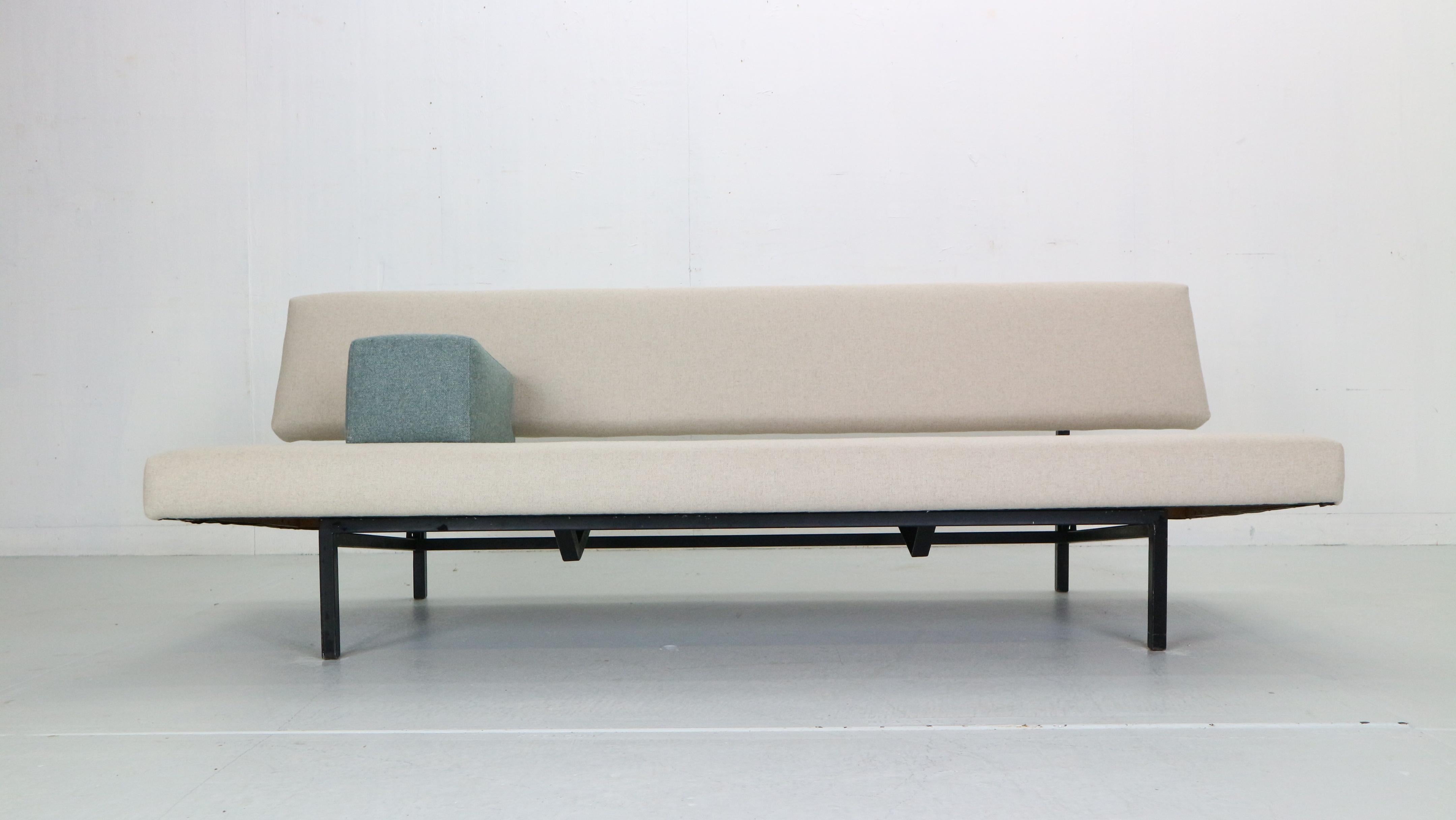 Wonderful Dutch Minimalist modern design sofa / daybed model ''BR43'' designed by Martin Visser for Spectrum 1960s, The Netherlands. 
Magnificent Minimalist design with black metal frame with newly upholstered off white wool fabric seating and