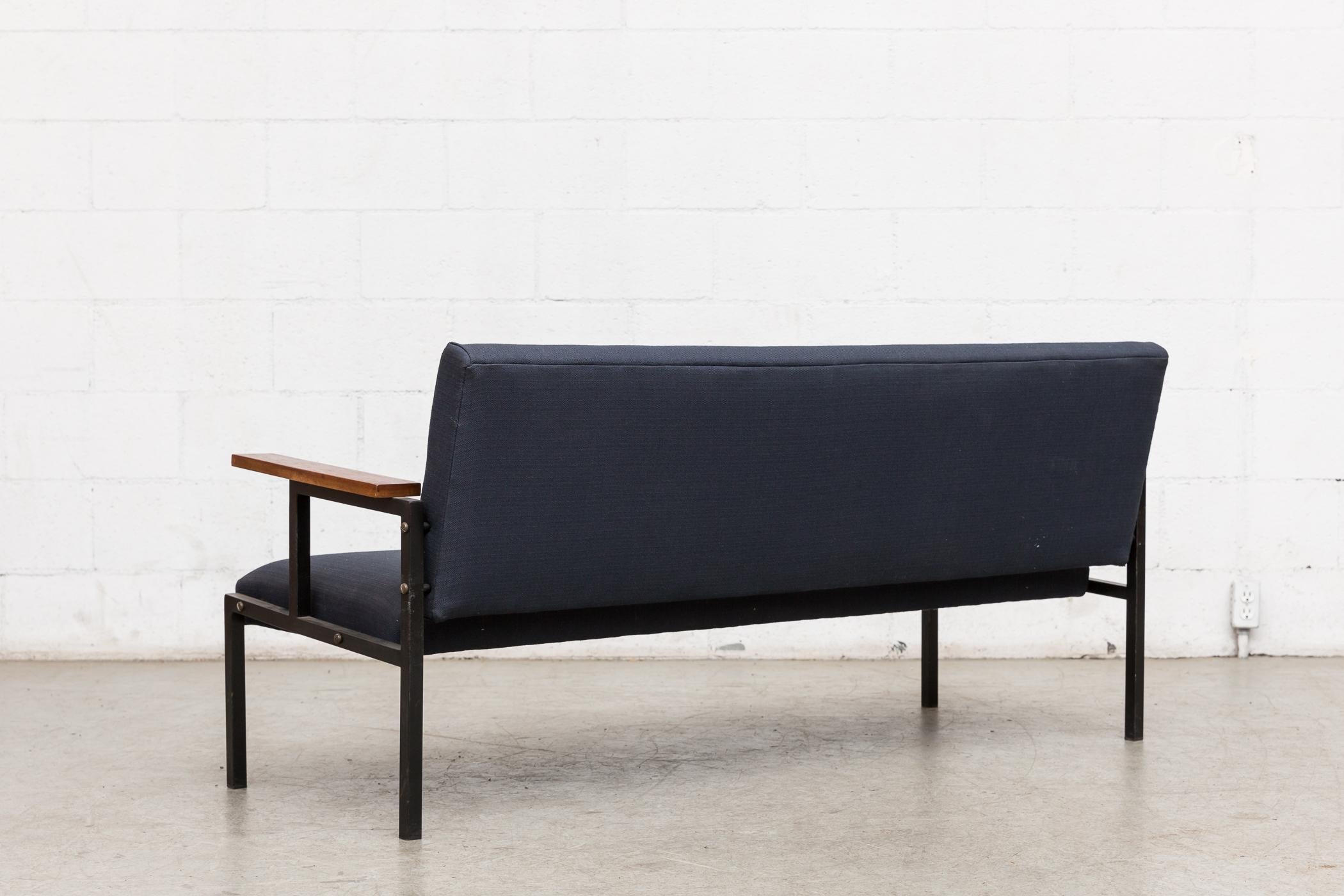 Martin Visser BZ29 Sofa für 't Spectrum mit marineblauem Stoff, schwarzem Gestell und Holzarmlehnen (Moderne der Mitte des Jahrhunderts) im Angebot