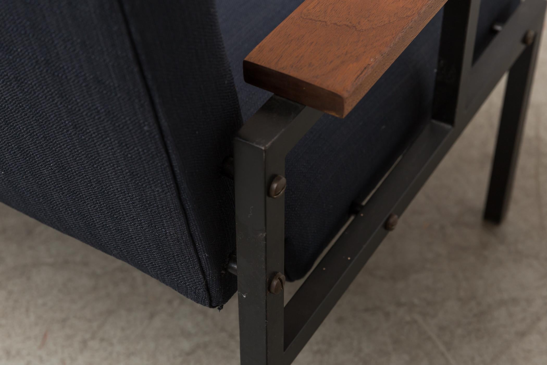 Martin Visser BZ29 Sofa für 't Spectrum mit marineblauem Stoff, schwarzem Gestell und Holzarmlehnen (Niederländisch) im Angebot
