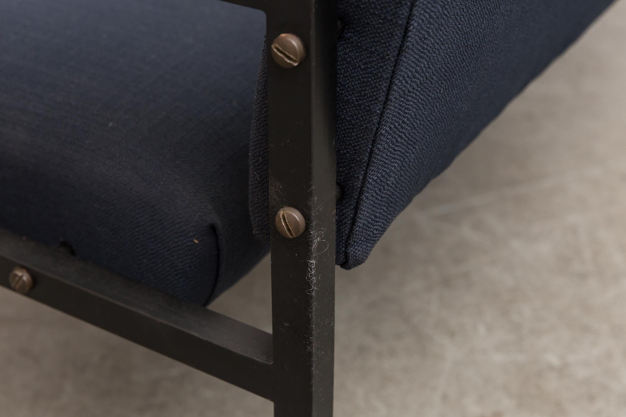 Martin Visser BZ29 Sofa für 't Spectrum mit marineblauem Stoff, schwarzem Gestell und Holzarmlehnen (Emailliert) im Angebot