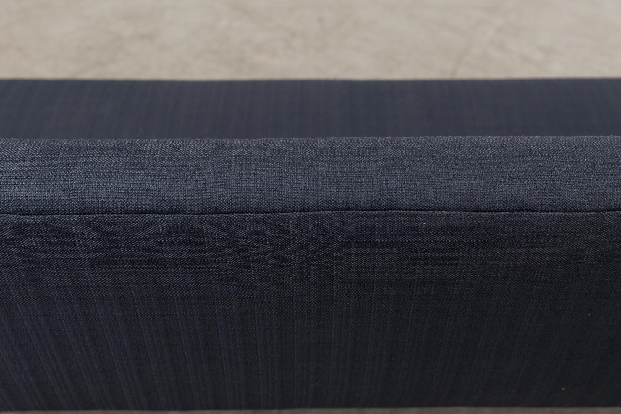 Martin Visser BZ29 Sofa für 't Spectrum mit marineblauem Stoff, schwarzem Gestell und Holzarmlehnen im Angebot 1