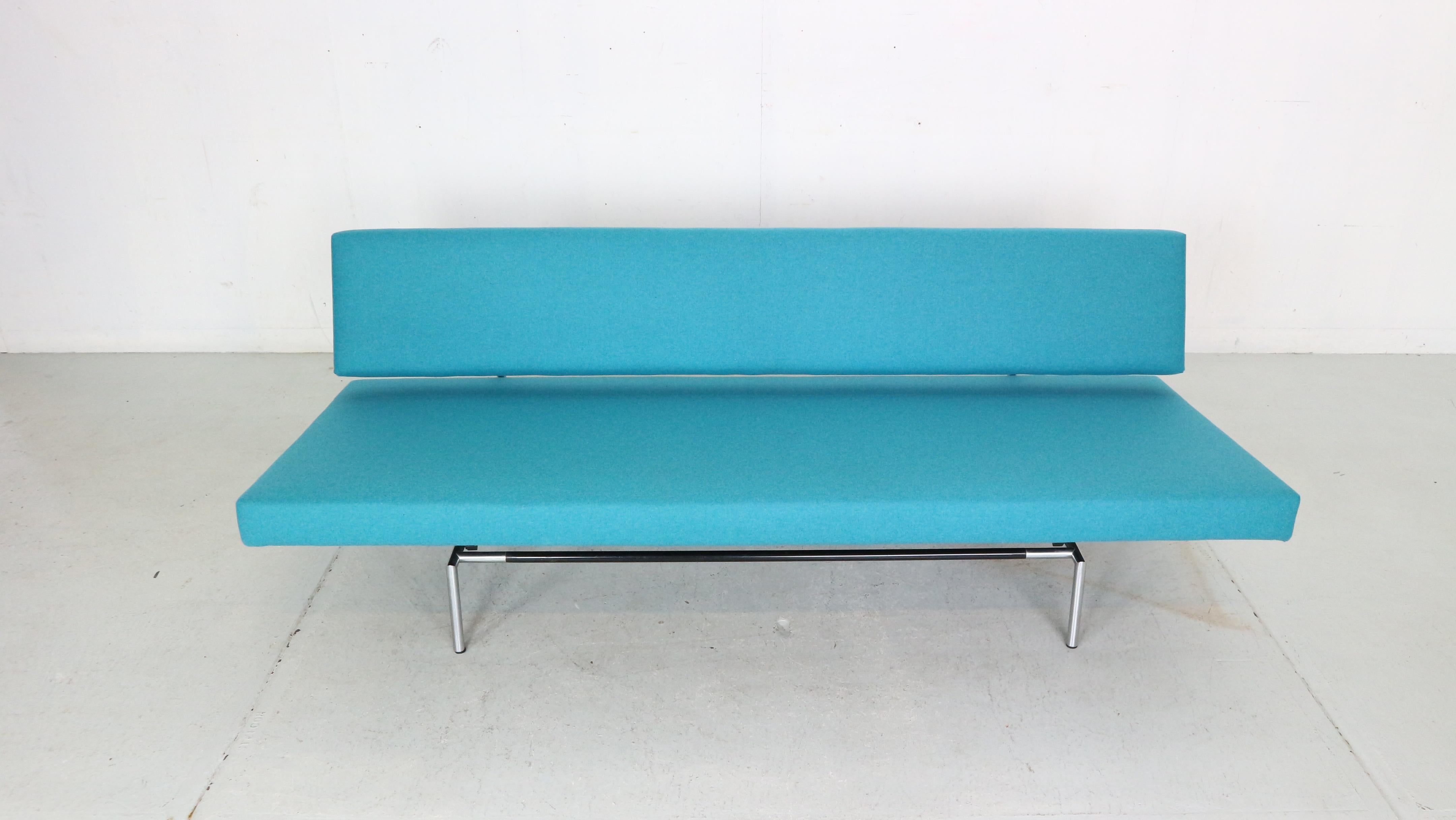 Mid-Century Modern Martin Visser BZ53 Blue Newly Upholstered Sofa or Daybed for t'Spectrum, 1960s
