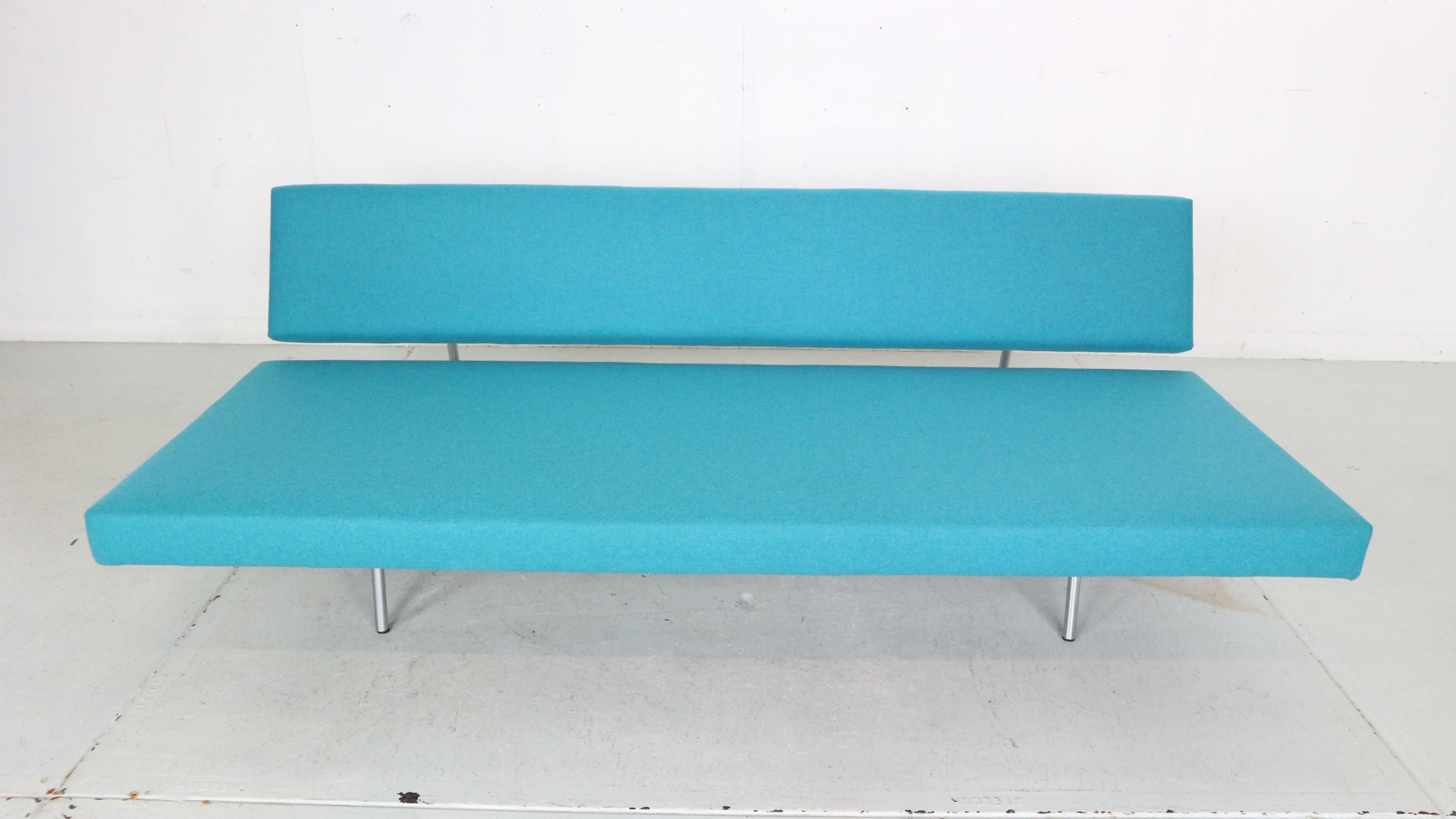 Dutch Martin Visser BZ53 Blue Newly Upholstered Sofa or Daybed for t'Spectrum, 1960s
