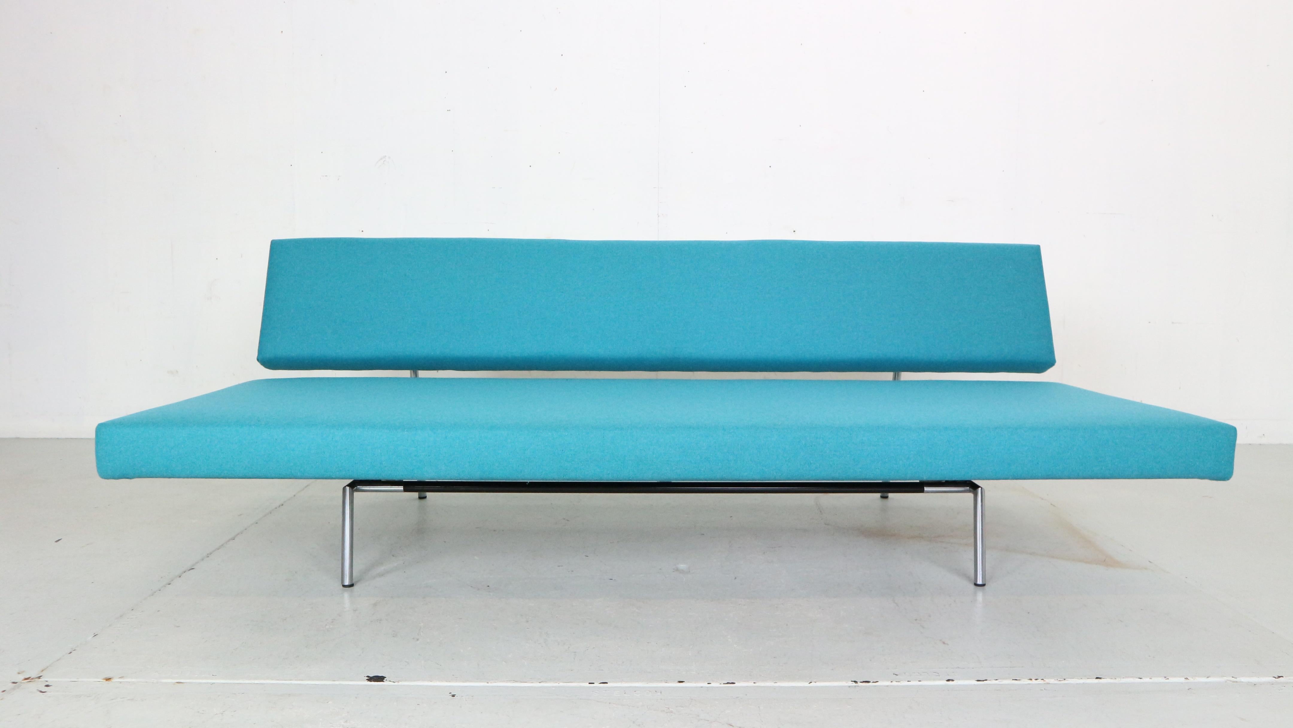 Martin Visser BZ53 Blue Newly Upholstered Sofa or Daybed for t'Spectrum, 1960s In Good Condition In The Hague, NL