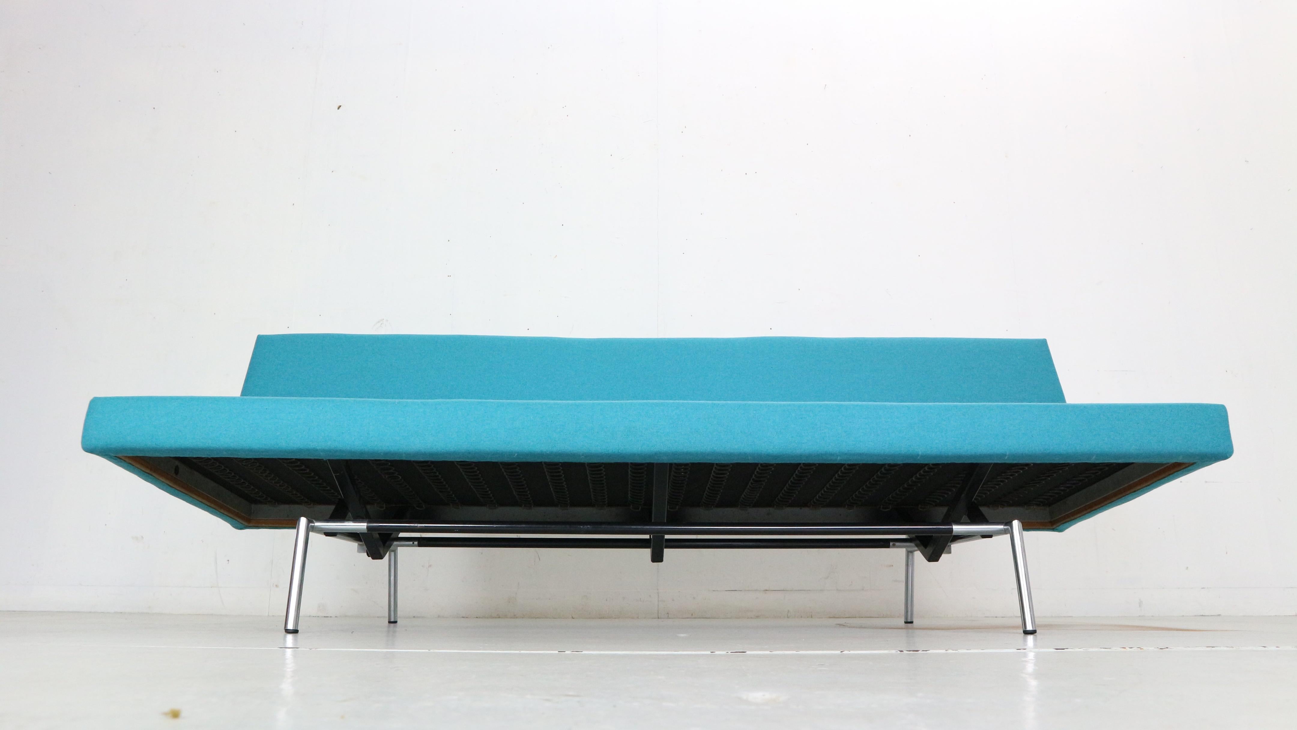Mid-20th Century Martin Visser BZ53 Blue Newly Upholstered Sofa or Daybed for t'Spectrum, 1960s