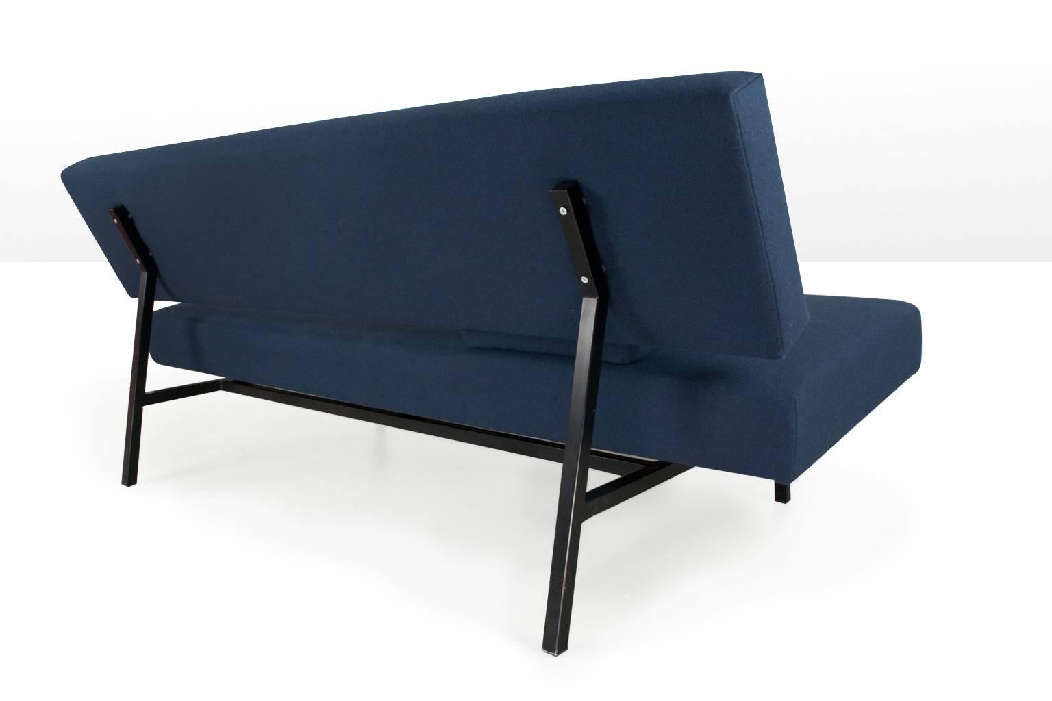 New upholstered Dutch Martin Visser BZ53 sofa in Ploegwool for ‘t Spectrum, collection 1964-1971. This sofa is the petit version of the BR03 and BR02 series, yet the BZ53 is not a day bed. This sofa is 160cm wide. New foam and upholstered in a