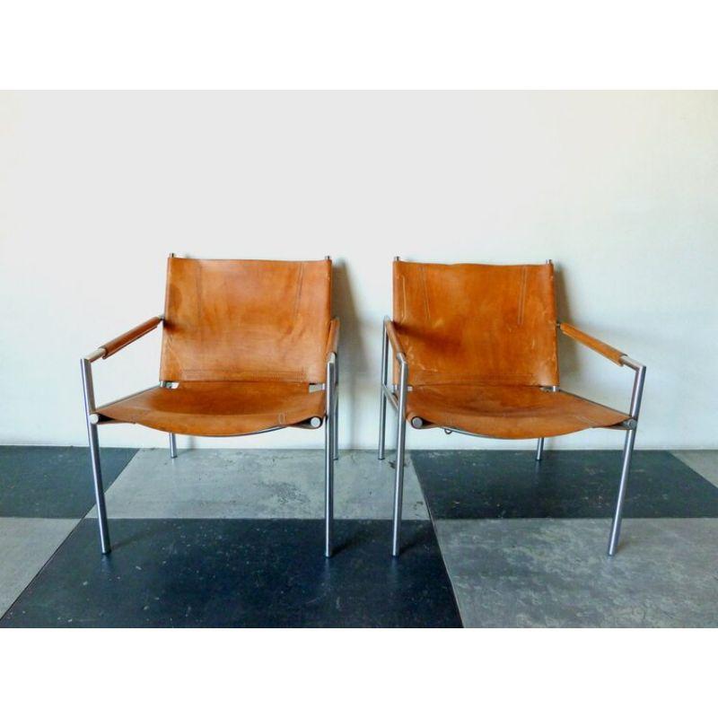 Stunning set of 2 “SZ02” lounge chairs designed by the famous Martin Visser for ‘t Spectrum in 1965. This set has been upholstered with beautiful cognac saddle leather which has gained stunning patina over the years. The frames are made of tubular