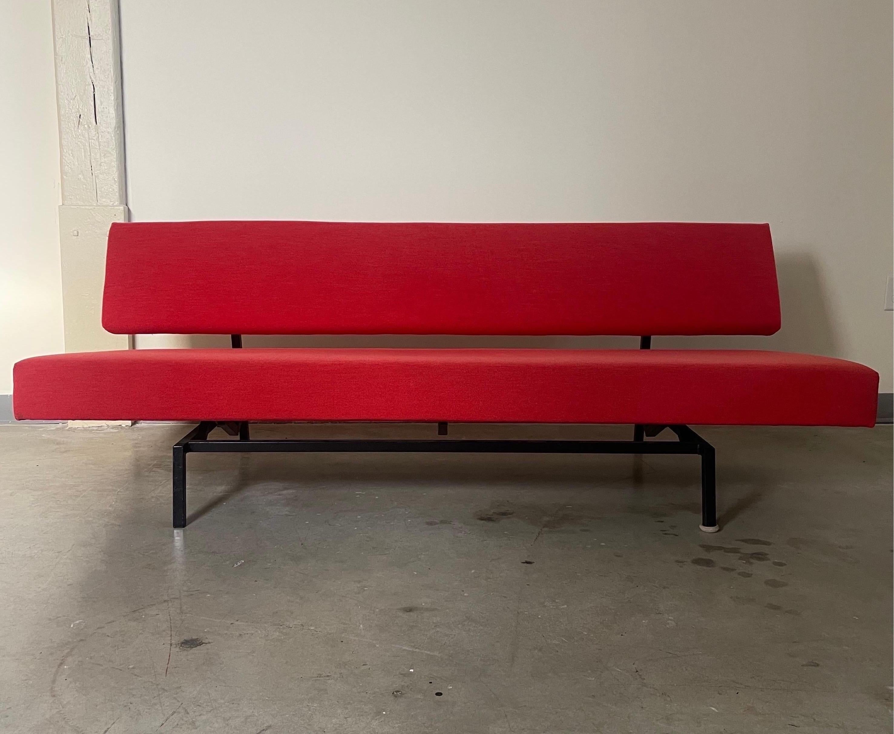 Martin Visser daybed for T Spectrum Manufactured in the Netherlands in the 1960s. Red nubby upholstery with slight wear and some imperfections. Some scuffs to frame.