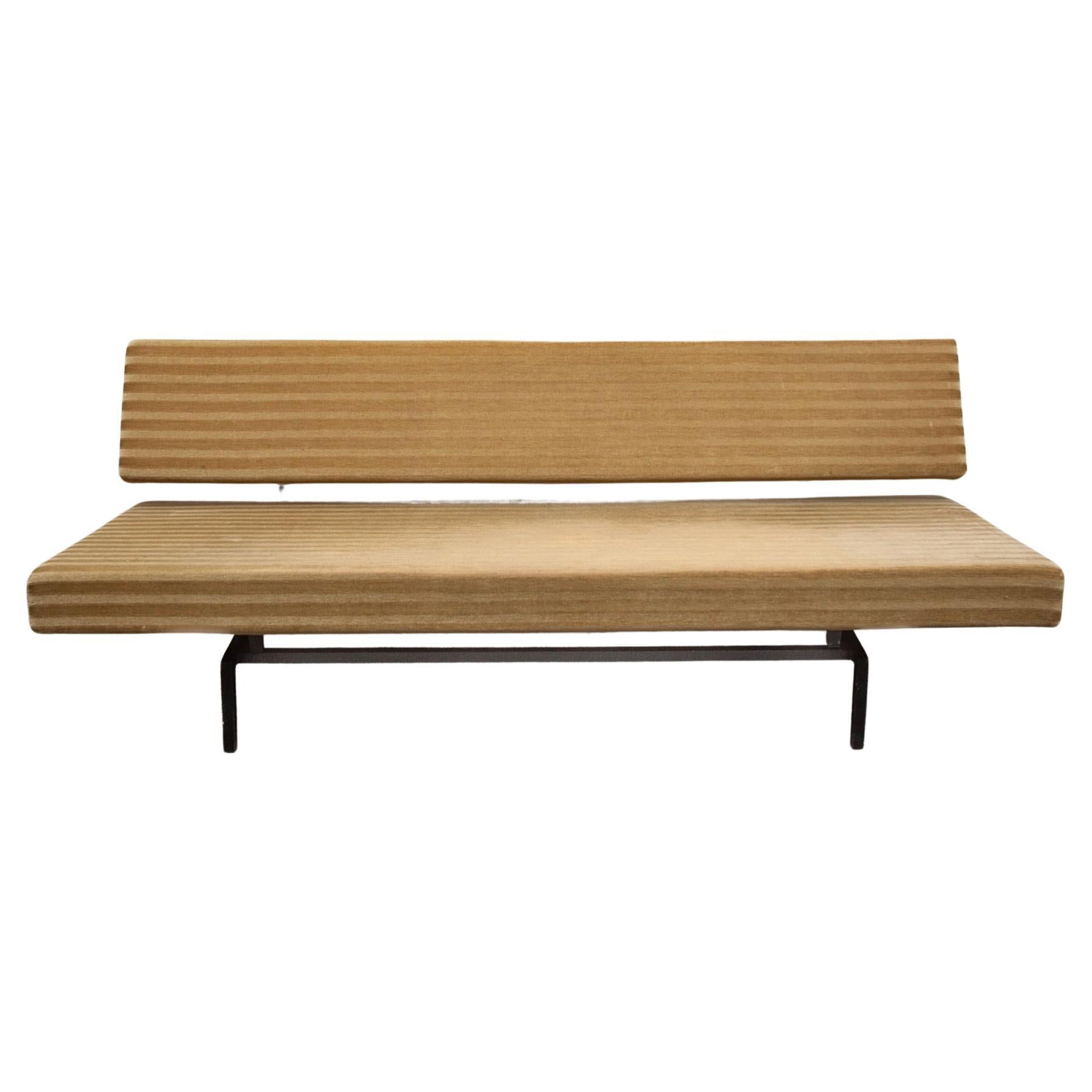 Original-Polsterung BS O2 Sofa, Daybed entworfen von Martin Visser, in den späten 1950er Jahren, Dutch Design made by Spectrum.  Das Gestell ist aus quadratischem, schwarz lackiertem Metall gefertigt. Eine einfache Bewegung verwandelt das Sofa in