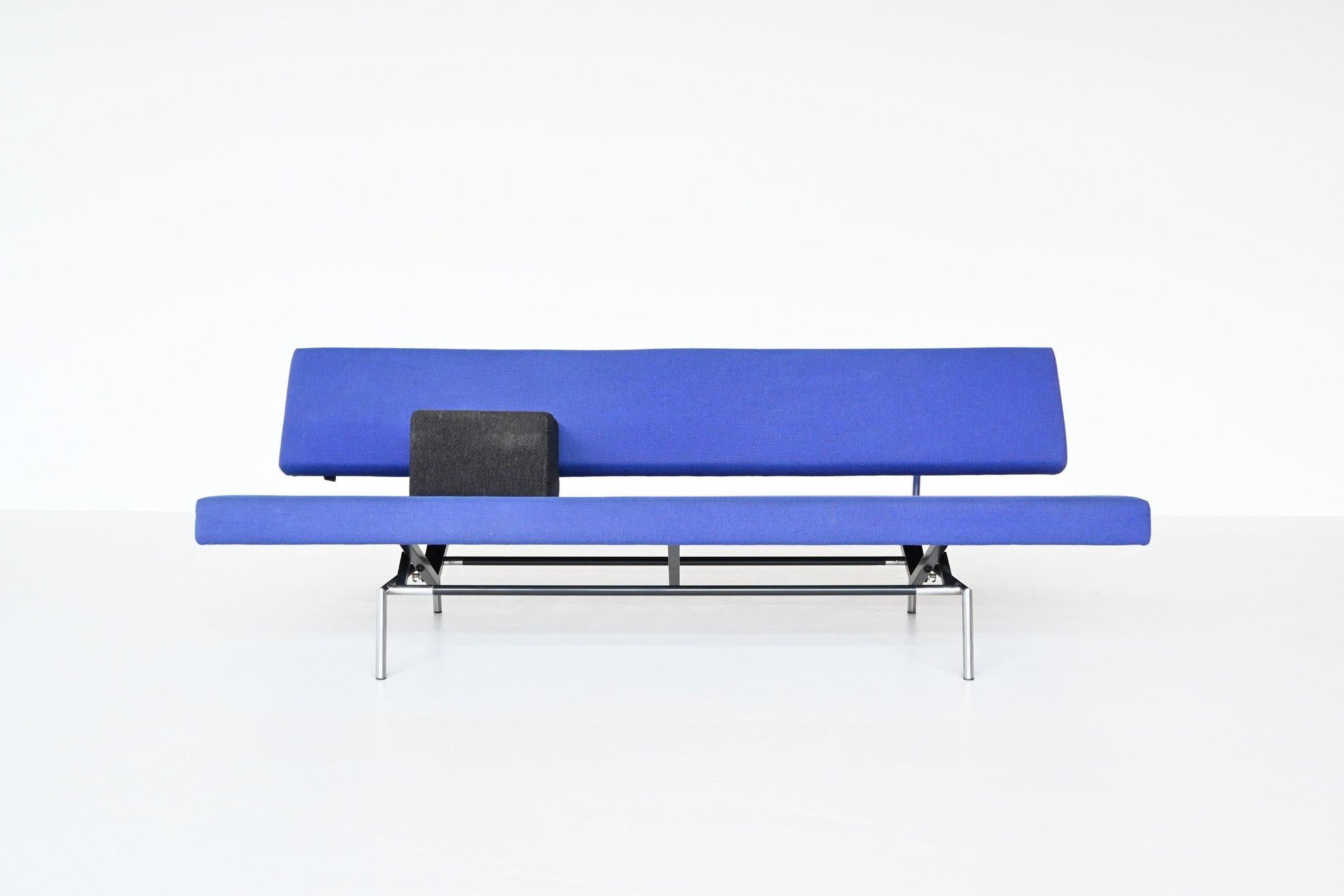 Iconic daybed sofa model BR02 designed by Martin Visser in 1960 and manufactured by 't Spectrum Bergeijk in 1990, The Netherlands. This is the best sold sofa from the 1960s in The Netherlands, no other sofa could compete to this. The sofa can be