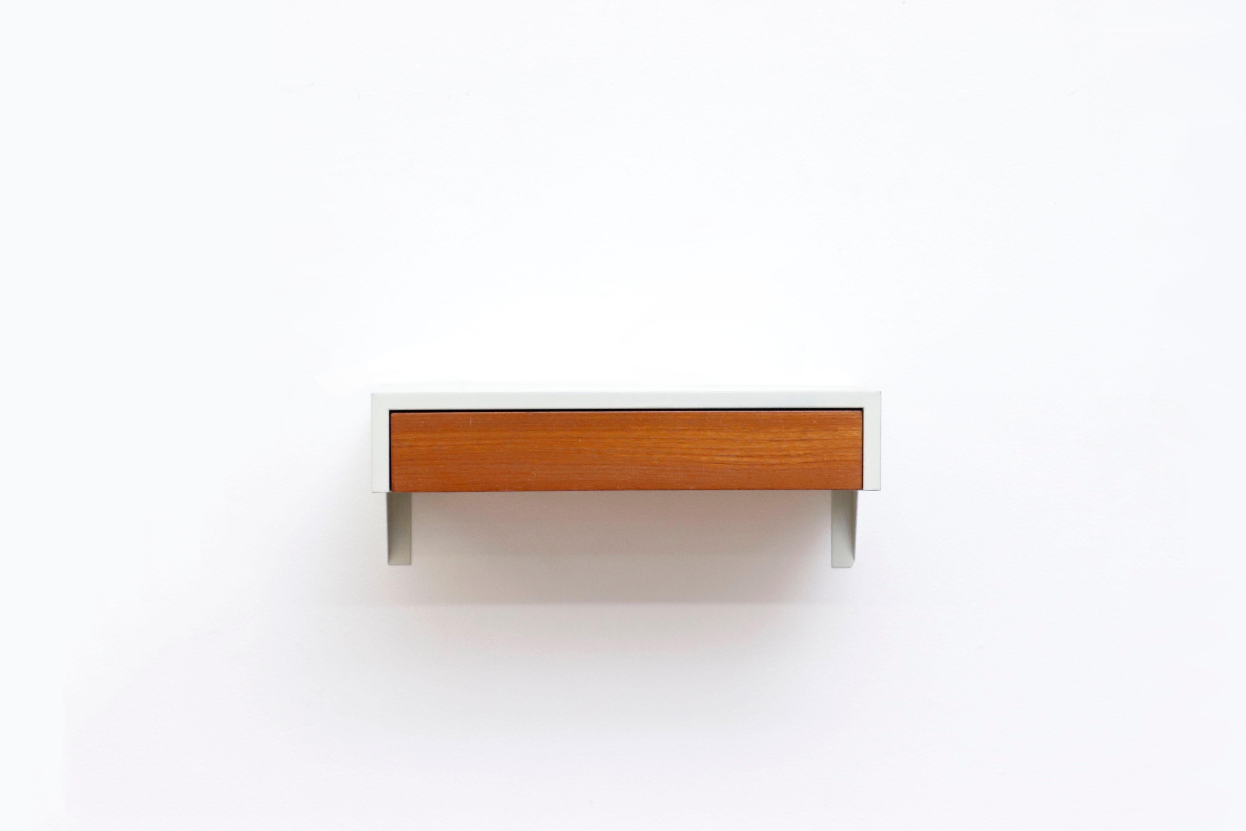 Rare Martin Visser wall shelf 'MODEL DD01' for 'T Spectrum, 1950s. Off white enameled metal frame with natural wood drawer. Sleek minimalist design and beautiful contrast of materials. Refinished.