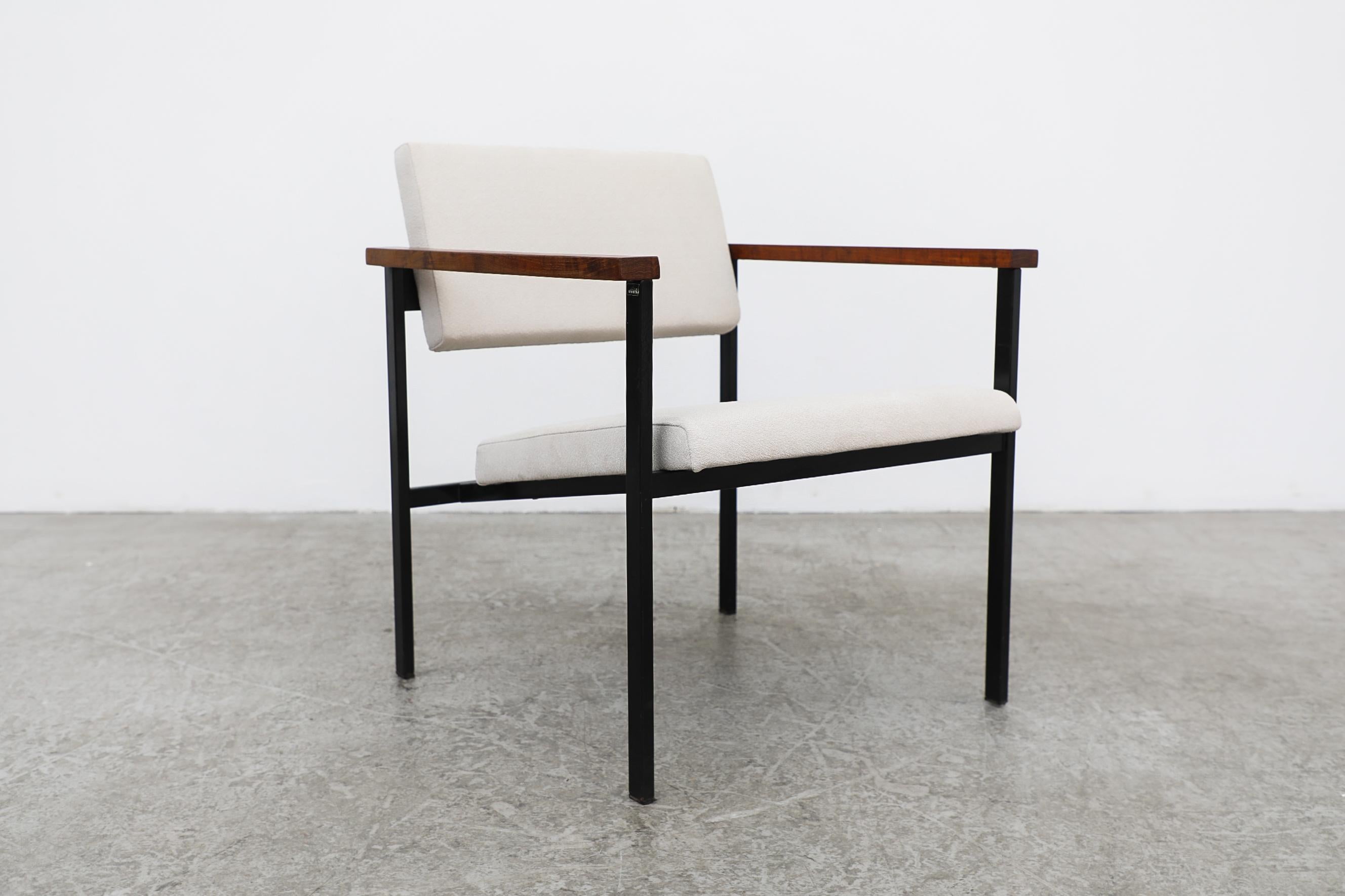 Fauteuil de direction Martin Visser avec structure noire, accoudoirs en Wood et tapisserie d'ameublement blanche en vente 5