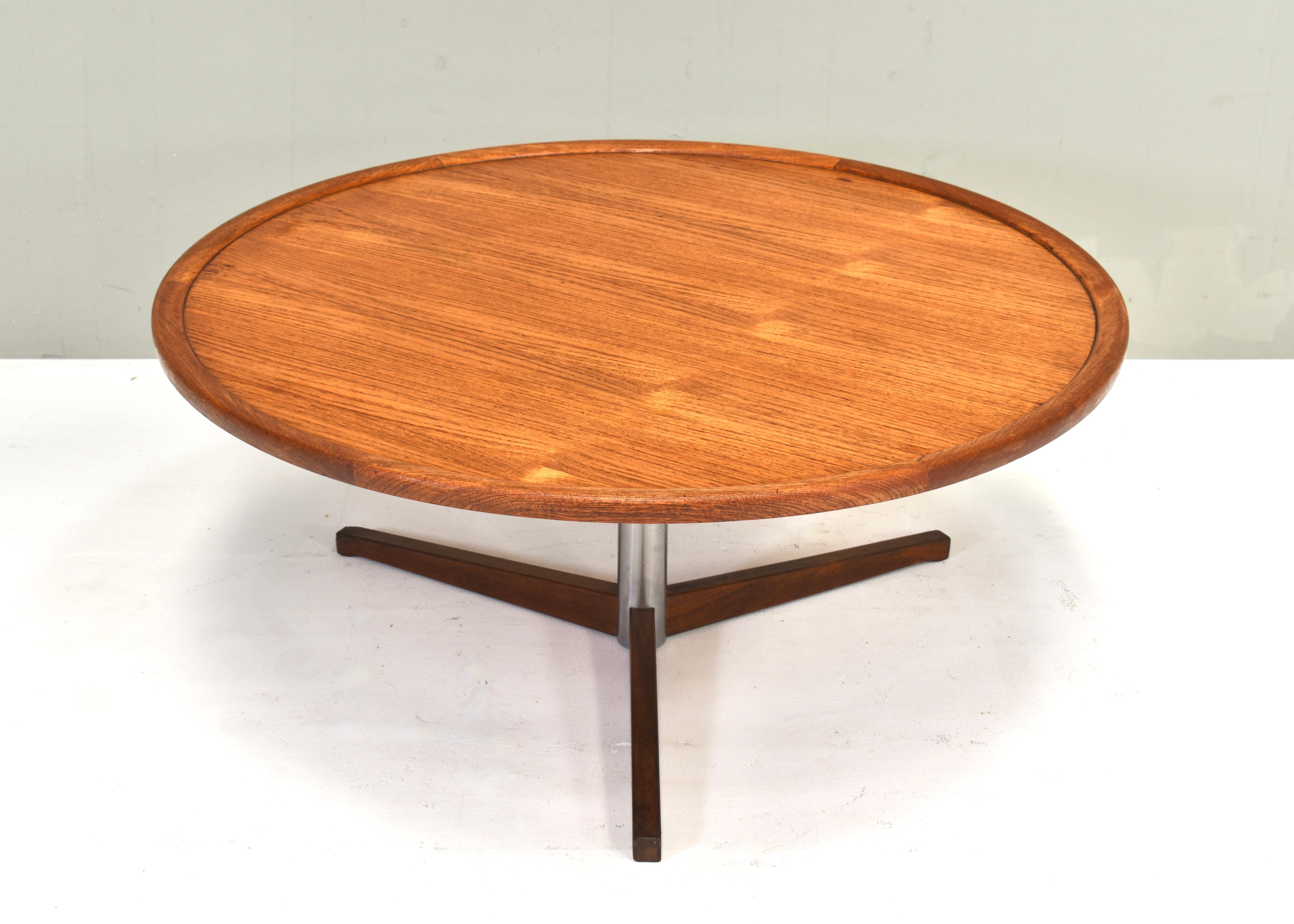Table basse ronde en teck conçue par Martin Visser pour 't Spectrum, Pays-Bas - 1965.
Concepteur : Martin Visser
Fabricant : Spectre
Modèle : Table basse
Période de conception : 1965
Date de fabrication : 1960-70
Taille WDH en cm : ø100 x 43