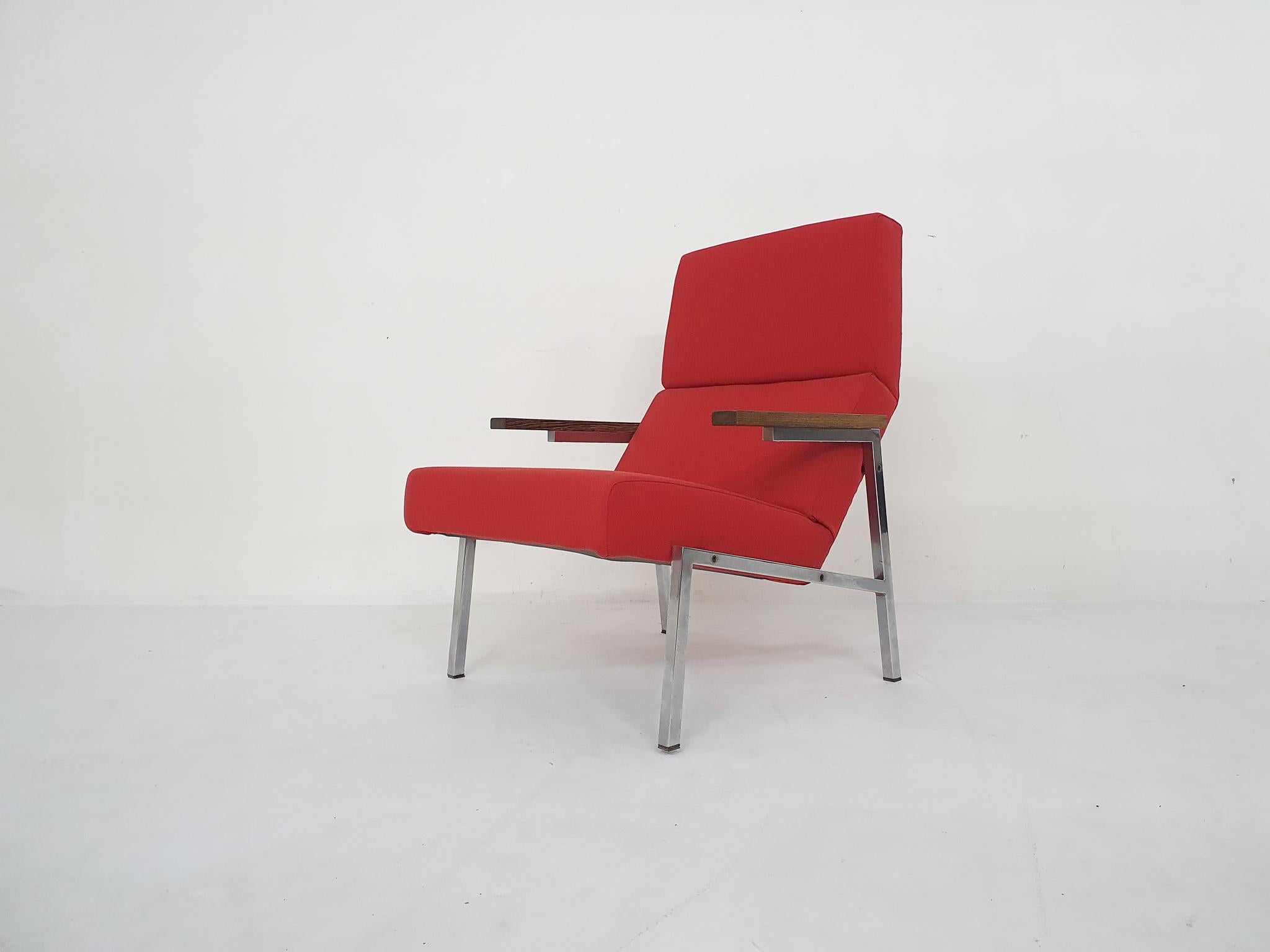 Metal frame and wenge arm rests. With new red upholstery.
In good condition.

Martin Visser
Martin Visser was one of the leading Dutch designers of the mid-century together with Cees Braakman, Gijs van der Sluis, Coen de Vries, Rob Parry and