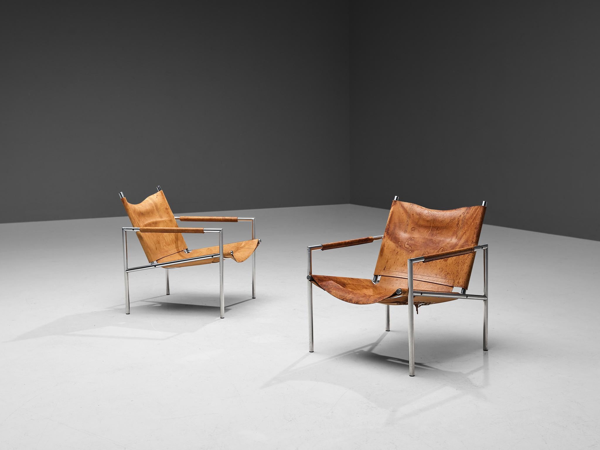 Martin Visser pour 't Steele Bergeijk, paire de chaises longues modèle 'SZ 02', cuir, acier brossé, Pays-Bas, 1965

Ces fauteuils modernes et minimalistes sont fabriqués à partir d'un tube d'acier brossé associé à un revêtement en cuir cognac souple