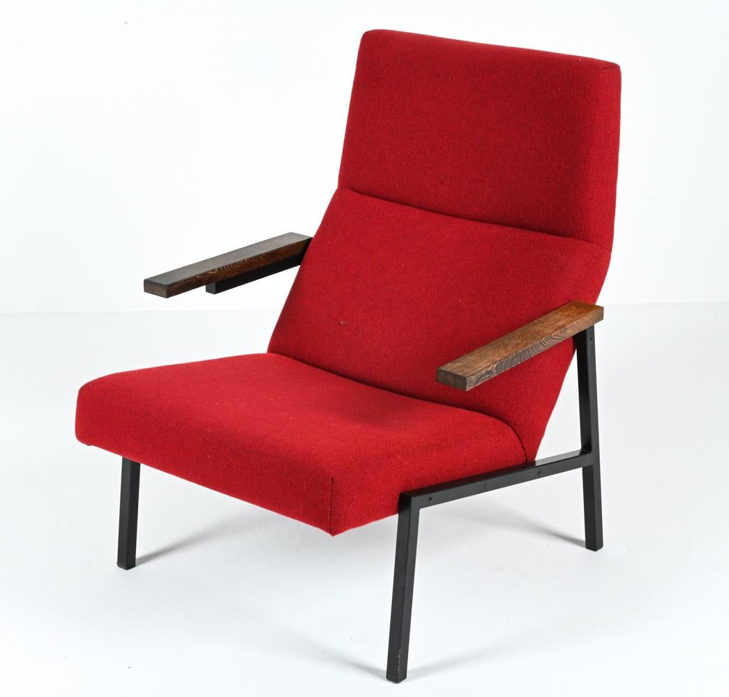 Indulge in the enigmatic allure of the Martin Visser SZ 67 Lounge Chair, a true design classic. This example - with its sleek black steel frame and bold red wool upholstery - is the embodiment of Dutch Modernism and Minimalism. Its wenge wood