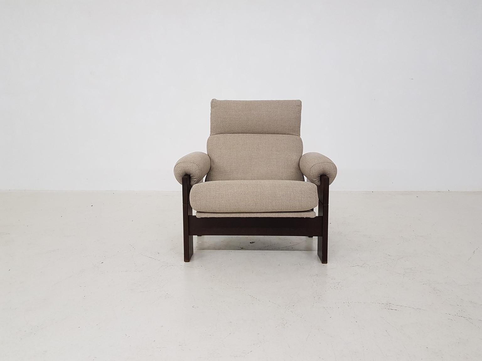 White wool and wenge lounge chair by Martin Visser for ’t Spectrum model sz74, The Netherlands 1969.

Martin Visser was one of the leading Dutch designers of the mid-century together with Cees Braakman, Gijs van der Sluis, Coen de Vries, Rob Parry