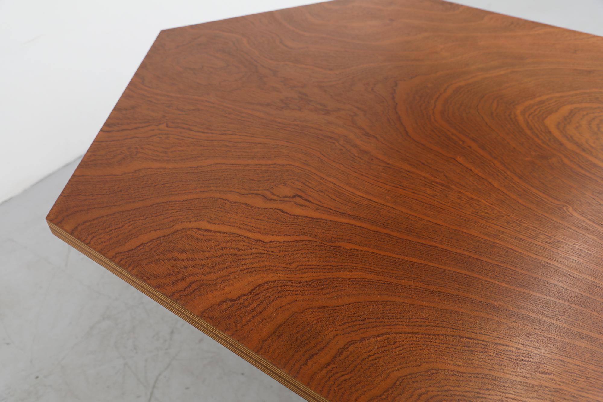 Von Martin Visser inspirierter sechseckiger Pedestal-Tisch mit Platte aus Nussbaum und schwarzem Sockel im Angebot 4