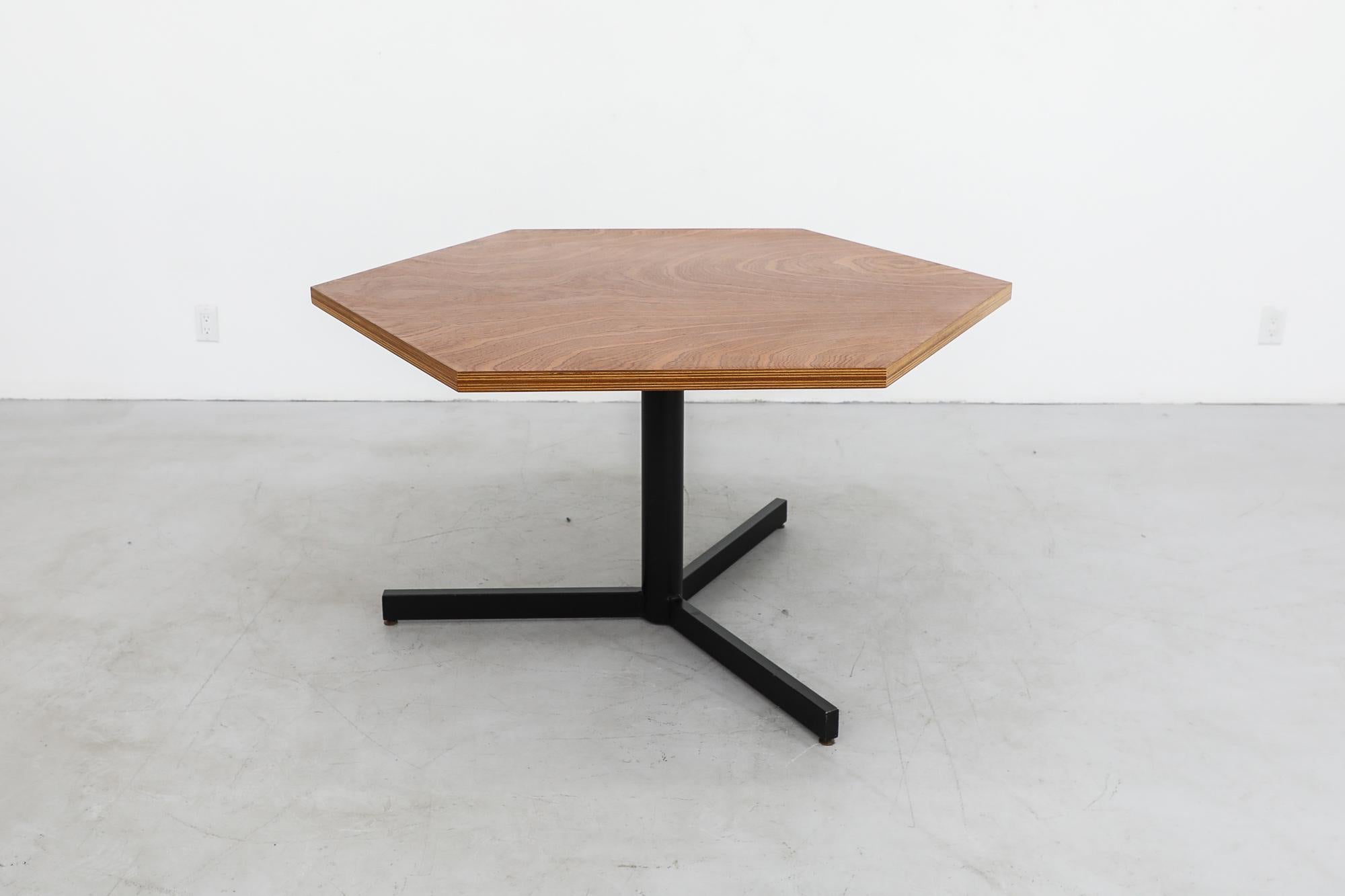Von Martin Visser inspirierter sechseckiger Pedestal-Tisch mit Platte aus Nussbaum und schwarzem Sockel (Moderne der Mitte des Jahrhunderts) im Angebot