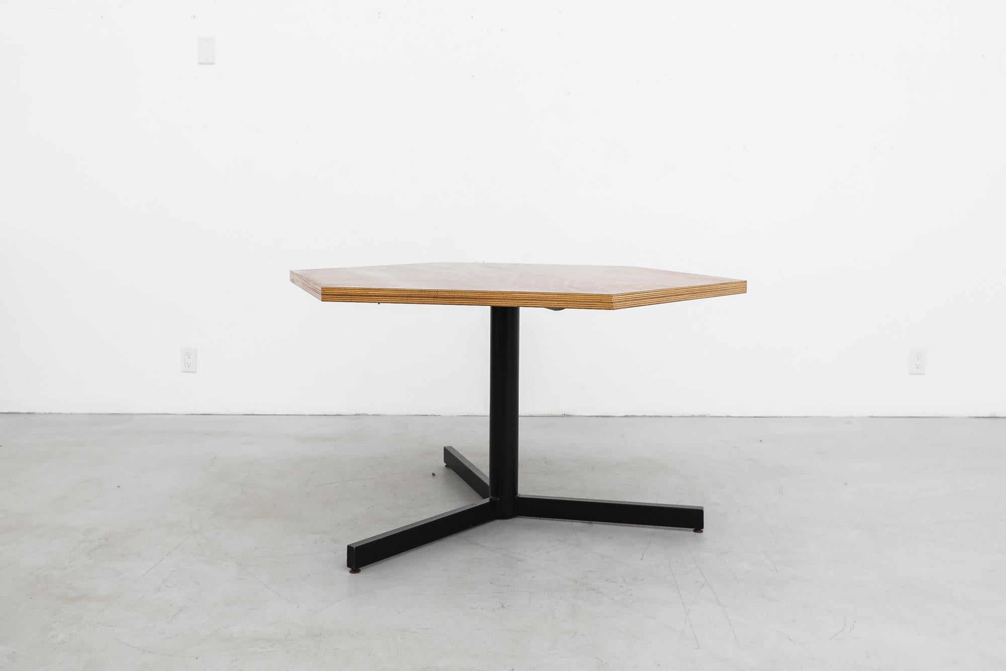 Von Martin Visser inspirierter sechseckiger Pedestal-Tisch mit Platte aus Nussbaum und schwarzem Sockel (Emailliert) im Angebot
